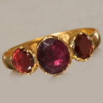 ANTIQUE 3-STONE GARNET RING