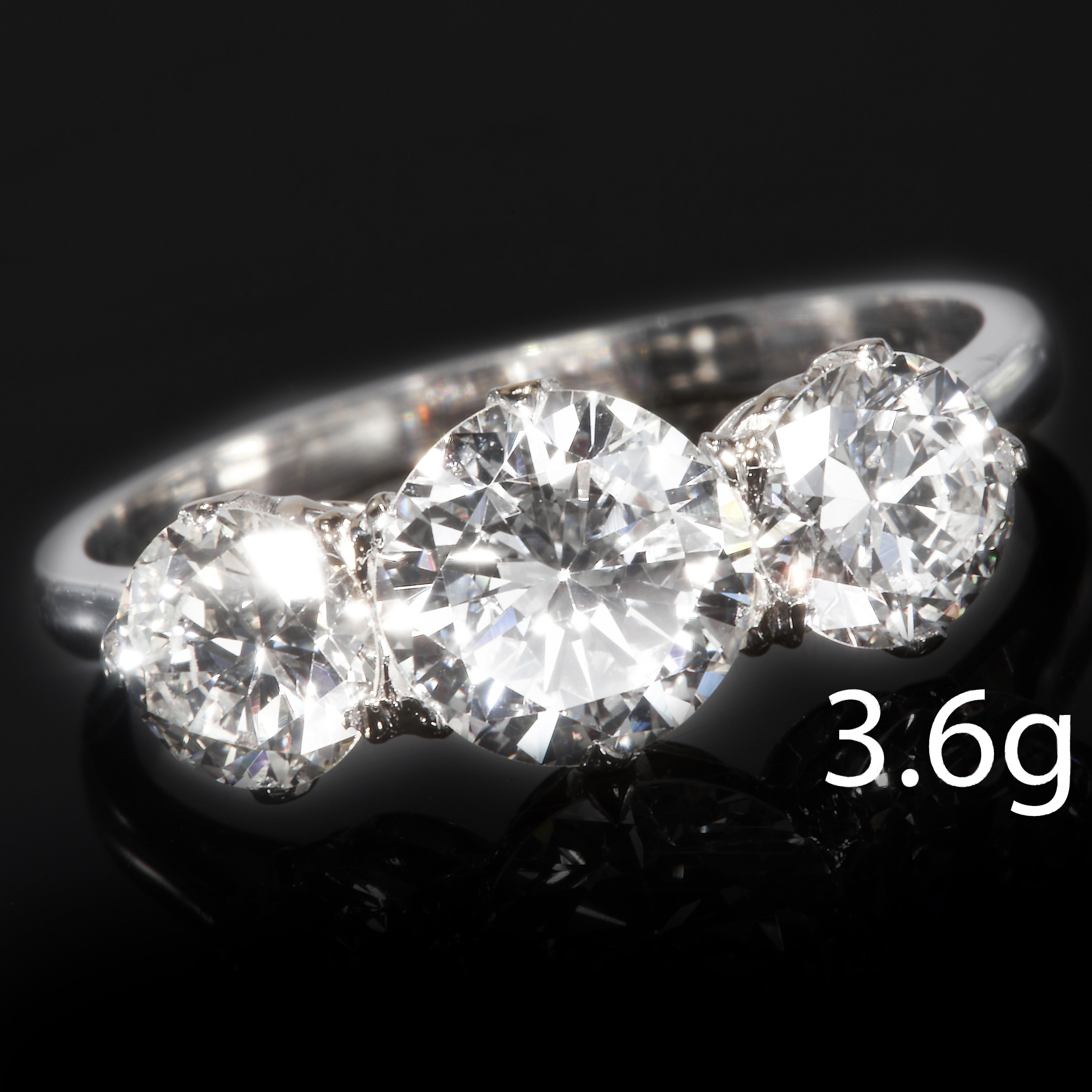 ATTRACTIVE DIAMOND 3-STONE RING