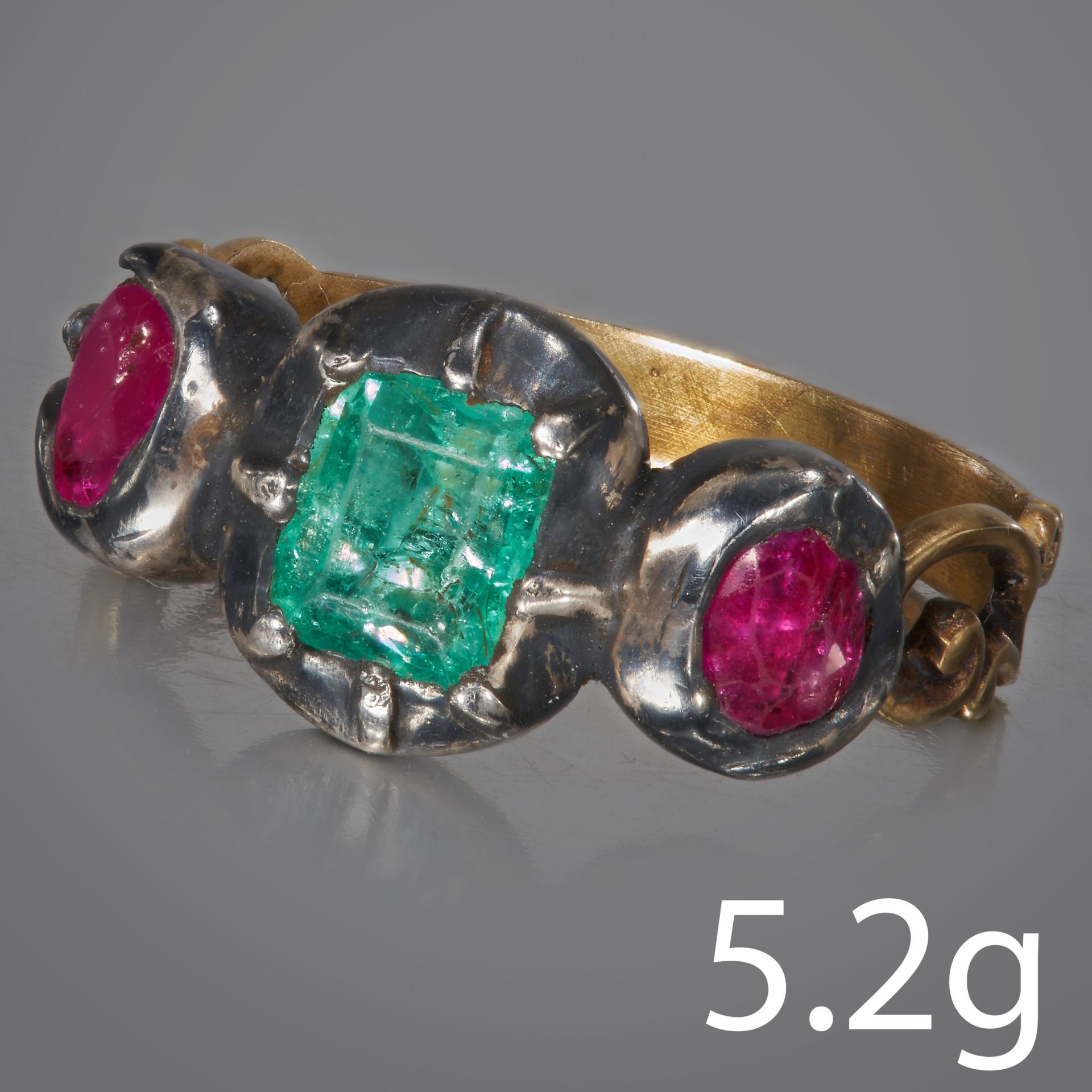 ANTIQUE EMERALD AND RUBY 3-STONE RING - Image 2 of 2