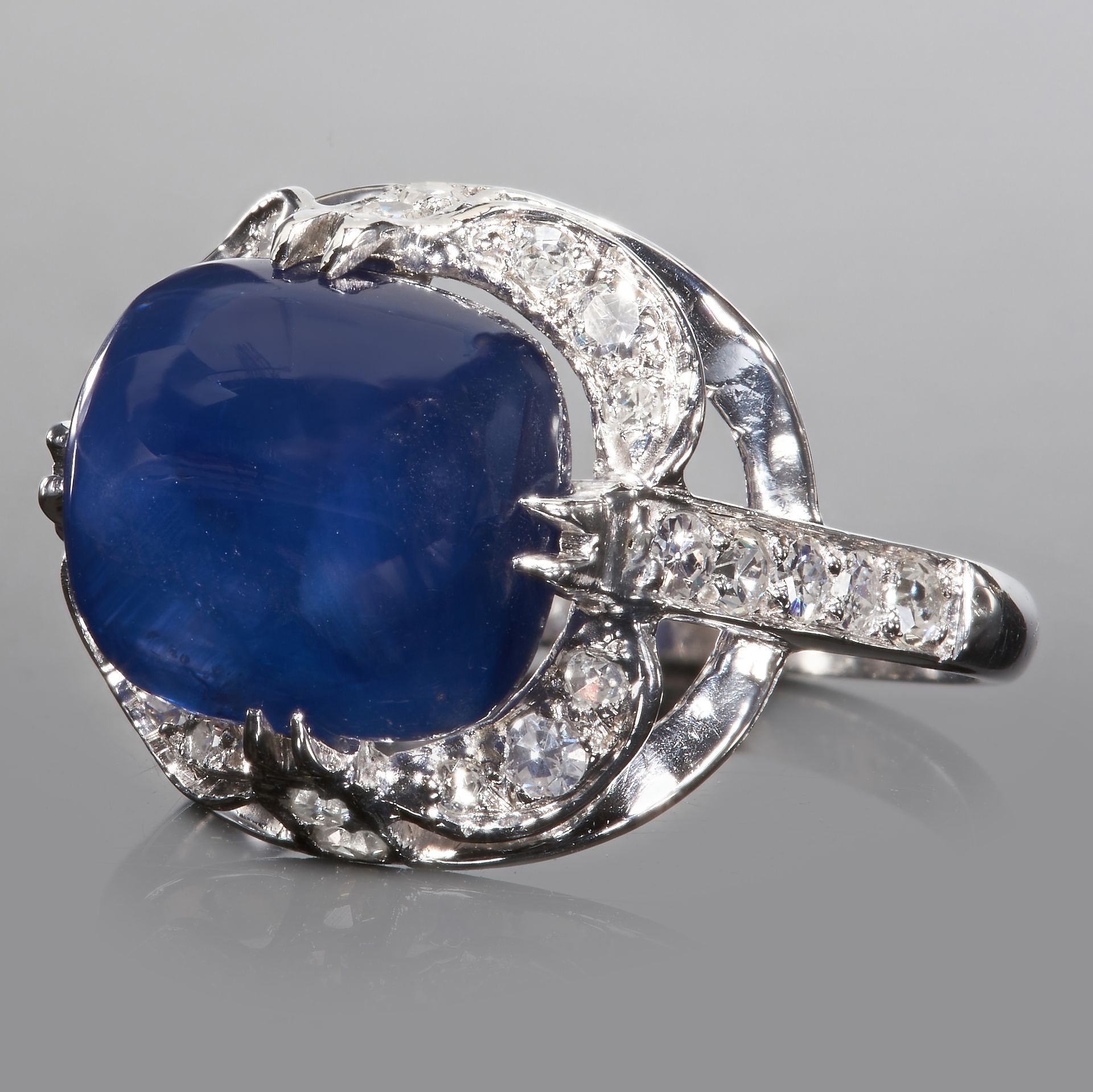 ART-DECO SUGAR LOAF SAPPHIRE AND DIAMOND CLUSTER RING - Image 2 of 2