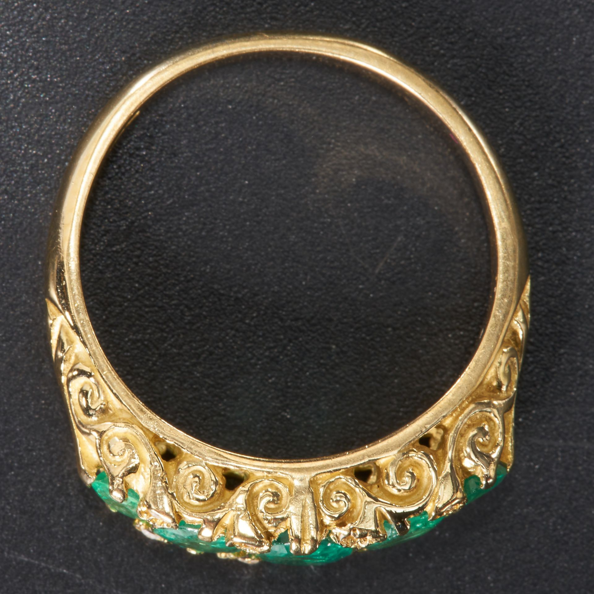 ANTIQUE EMERALD AND DIAMOND 5-STONE RING - Image 2 of 2