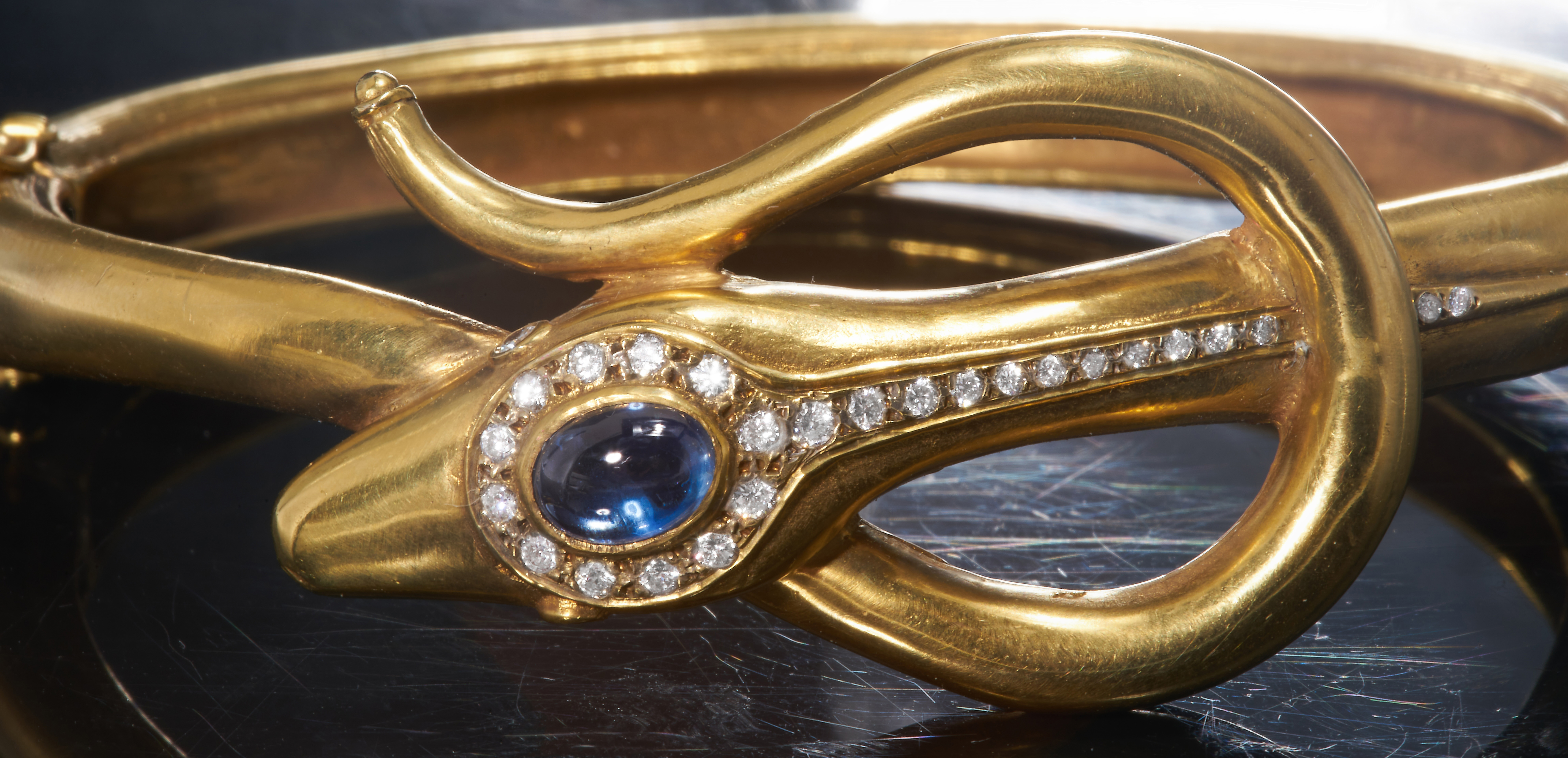 FINE SAPPHIRE AND DIAMOND GOLD SNAKE BANGLE - Image 2 of 2