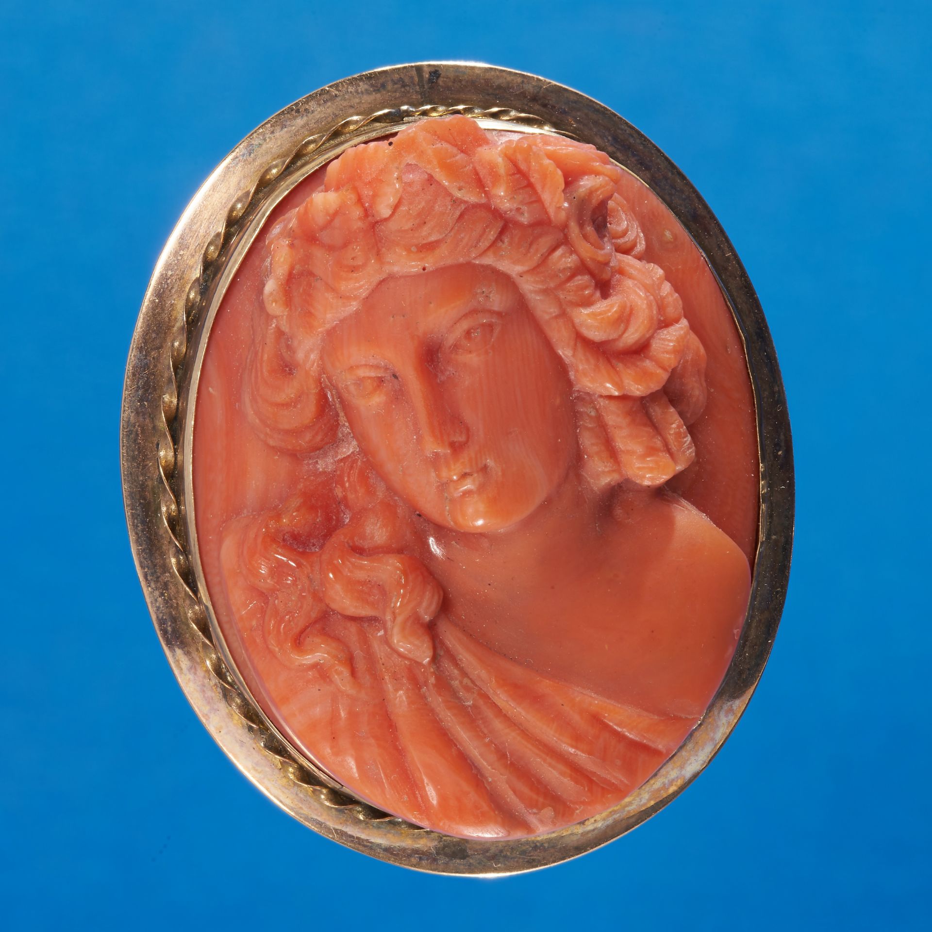 EARLY VICTORIAN LARGE AND HIGH RELIEF CARVED CORAL CAMEO GOLD BROOCH - Image 2 of 2