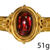 A FINELY CRAFTED ANTIQUE GOLD AND DIAMOND BRACELET SET WITH AN IMPORTANT GARNET
