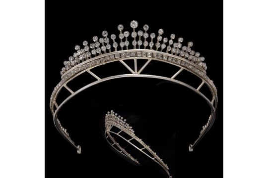 FINE AND ELEGANT DIAMOND TIARA - Image 1 of 2