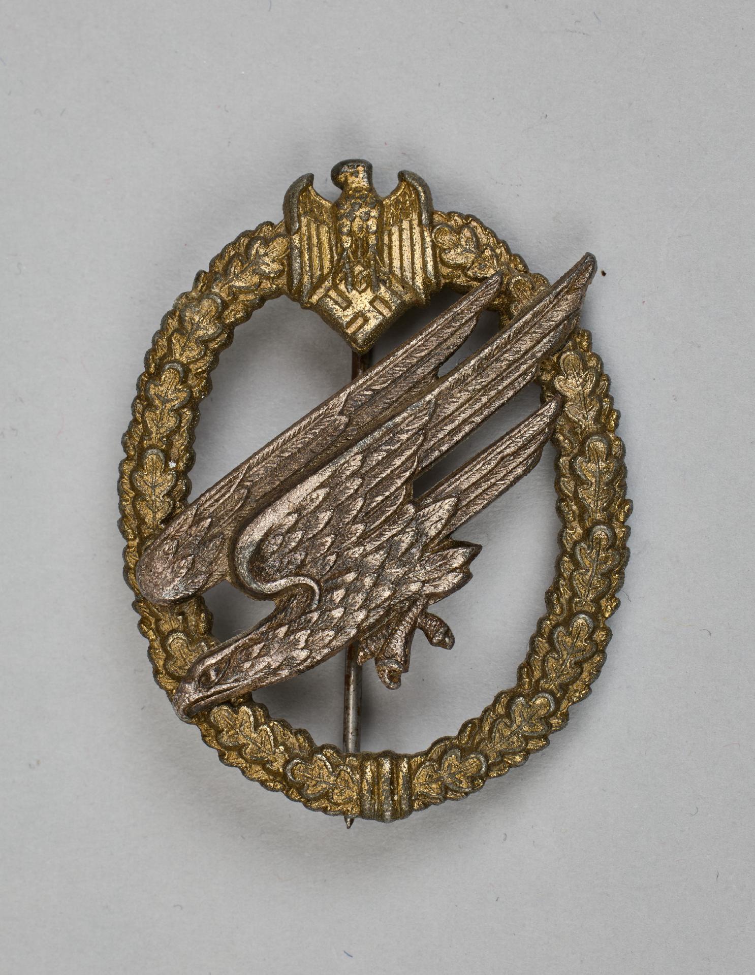 Awards of the Army and the Waffen - SS : Army Paratrooper Badge.