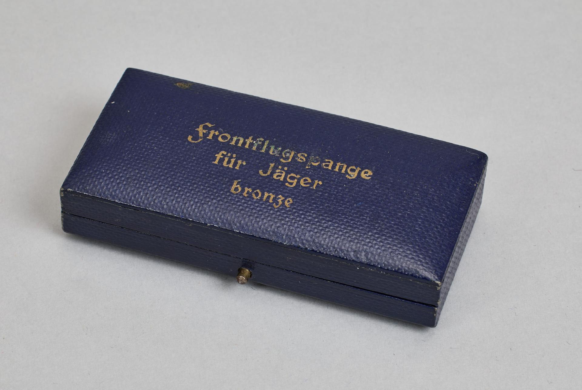 Luftwaffe Awards & Decorations : Frontflugspange für Jäger in Bronze. - Image 2 of 5