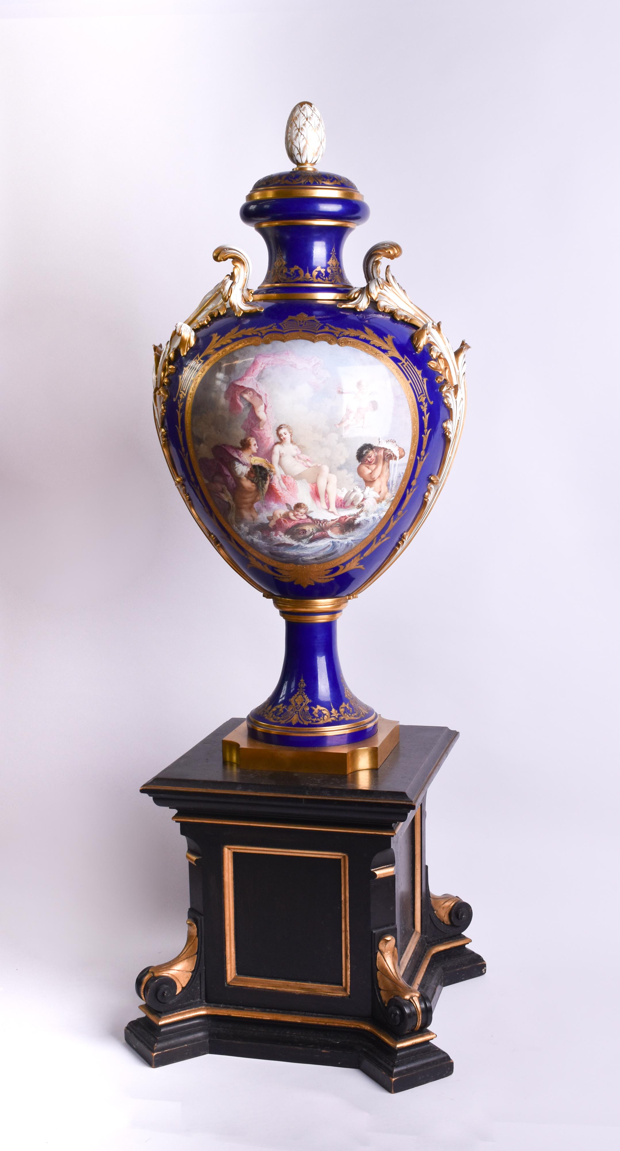 impressive French vase with lid in the Sevres style, 19th century