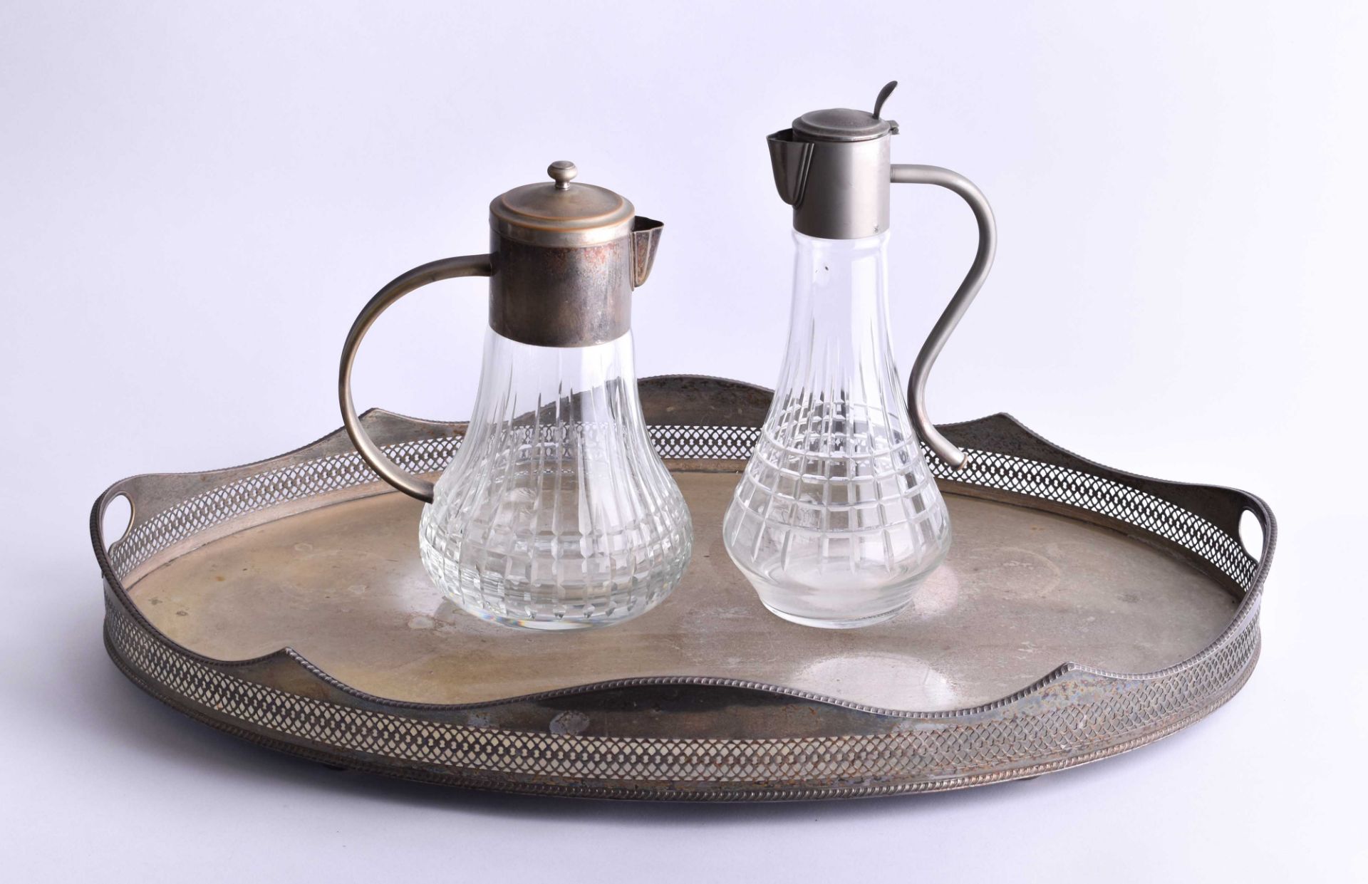 Tray with 2 carafes 