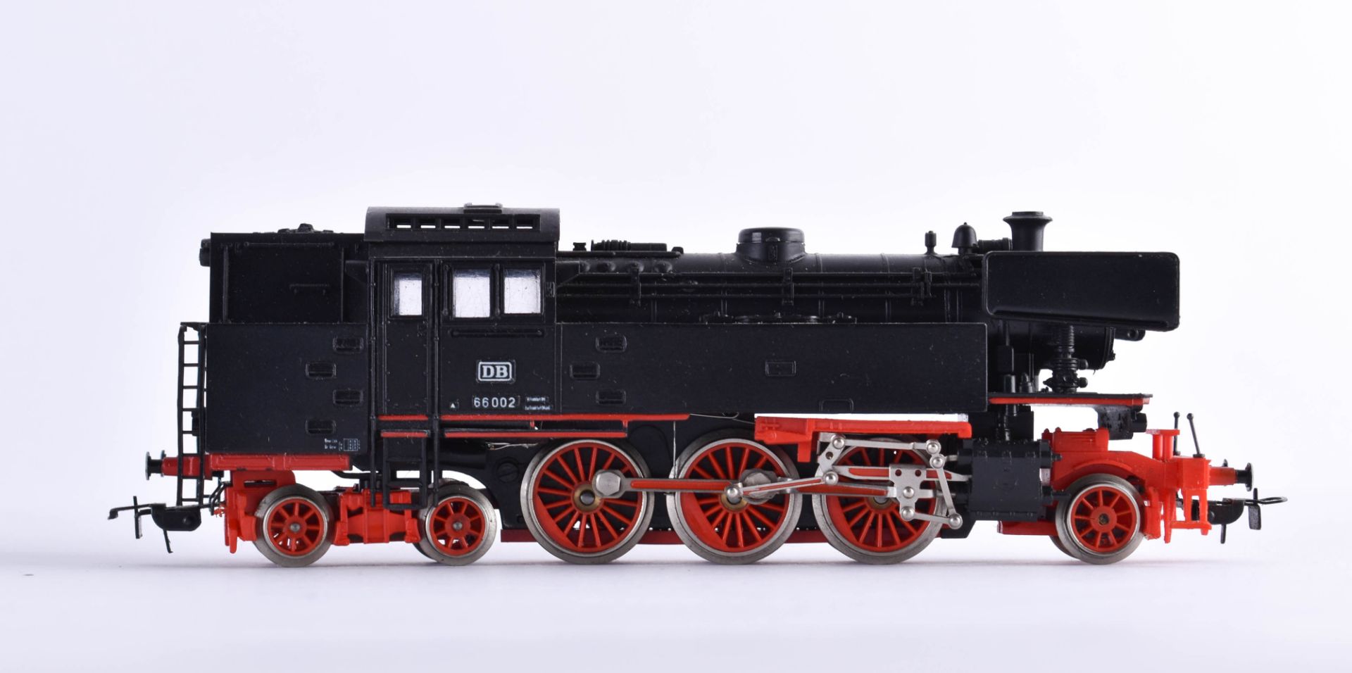 Tender steam locomotive Br 66002 Piko