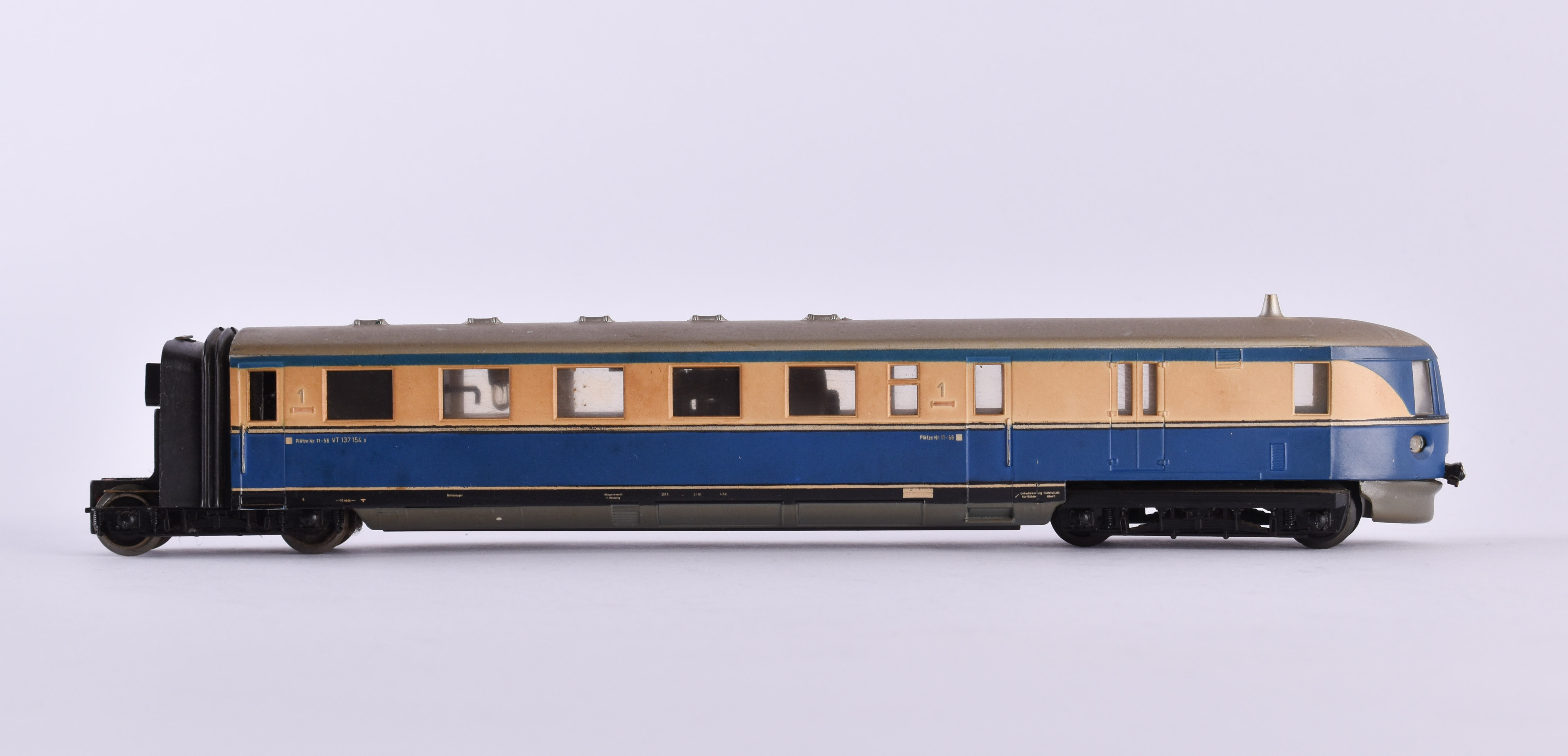 High-speed railcar VT 137154 a DR - Piko