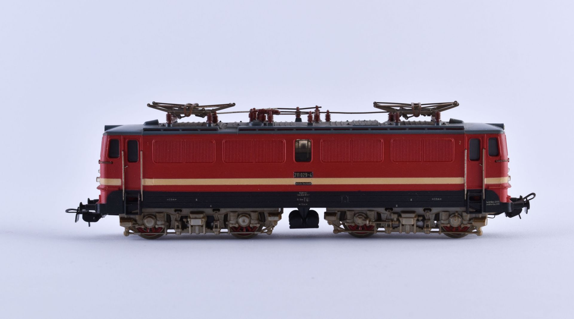 Schnellzuglokomotive 211029-4  E der DR - Piko