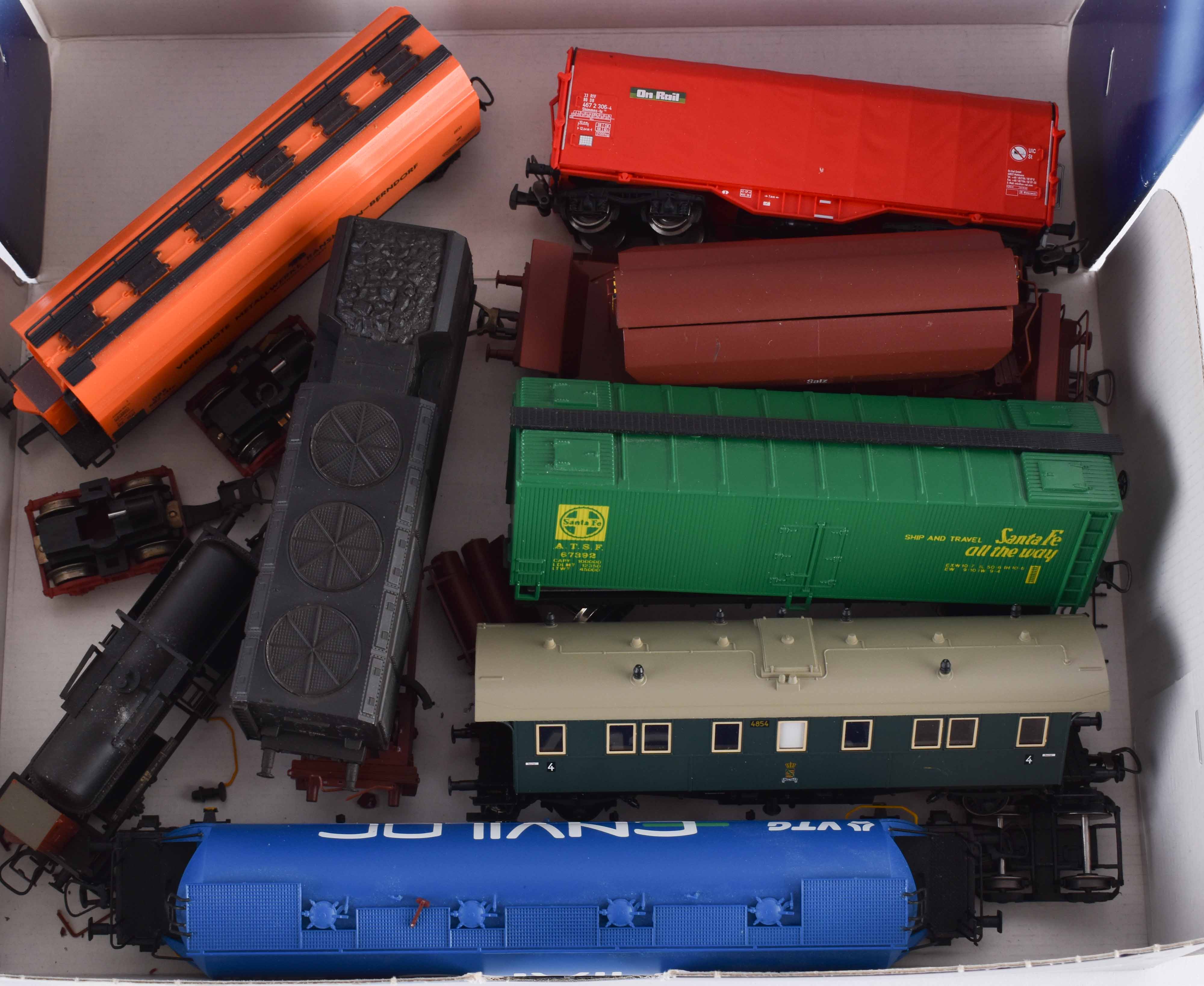 Group of goods wagons/passenger wagons - Piko, Rivarossi and others