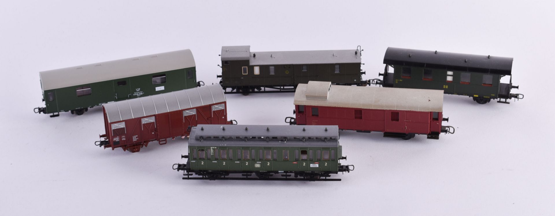 A group of passenger wagons, goods wagons and mail wagons, Piko and Roco