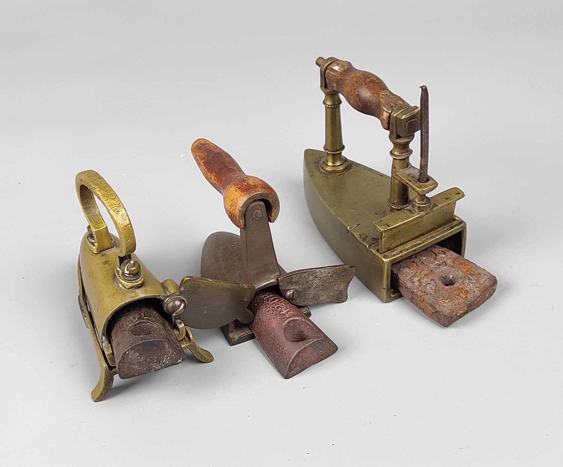 3 Bügeleisen Miniaturen um 1900 - Image 2 of 2