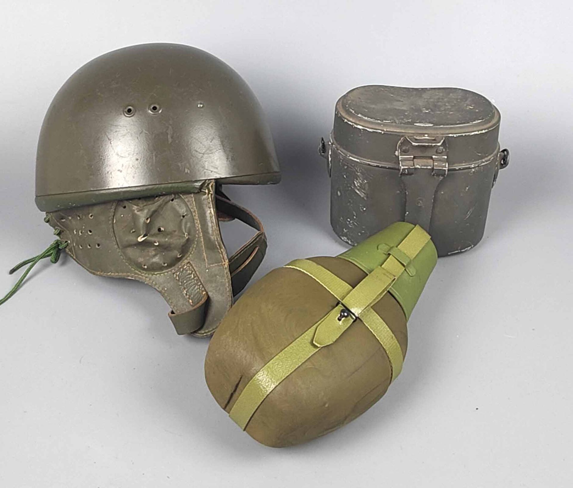 Stahlhelm, Feldflaschen und Kochgeschirr