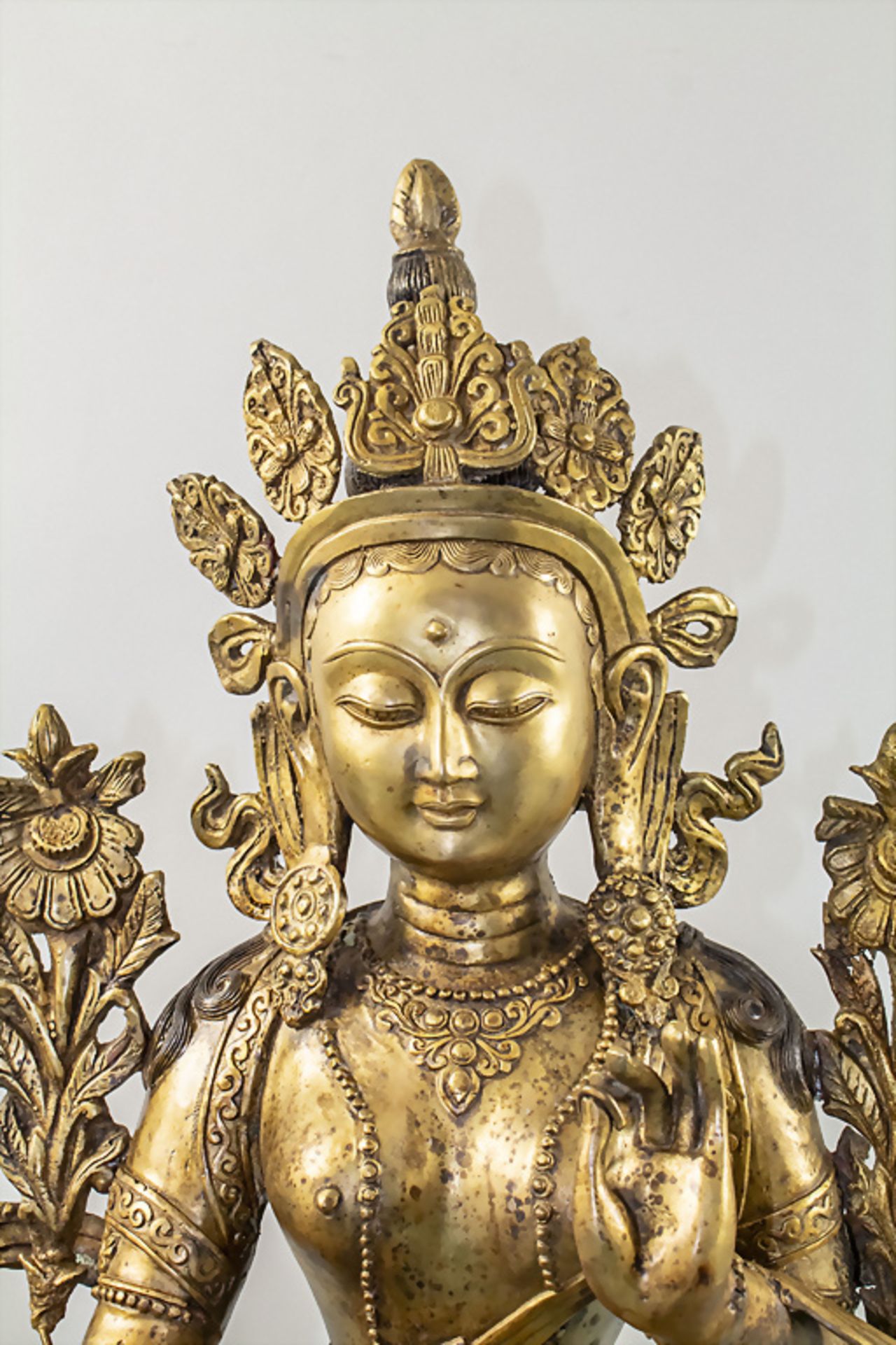 Große Bronzeskulptur der grünen Tara, Tibet, Anfang bis Mitte 20 Jh - Image 2 of 7
