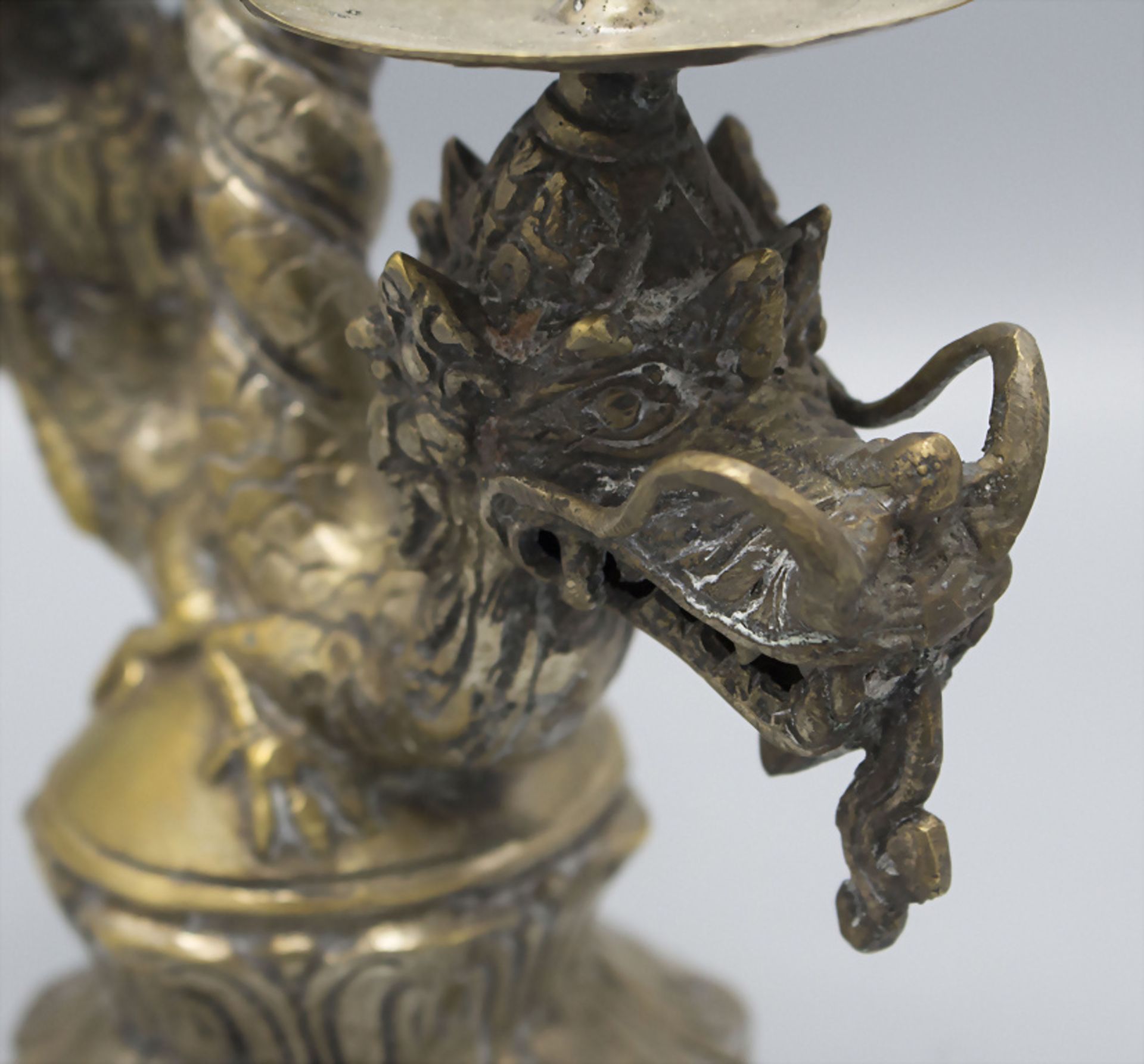 Messing Kerzenhalter mit zwei Drachen / A brass candleholder with two dragons, wohl China, ... - Bild 2 aus 3
