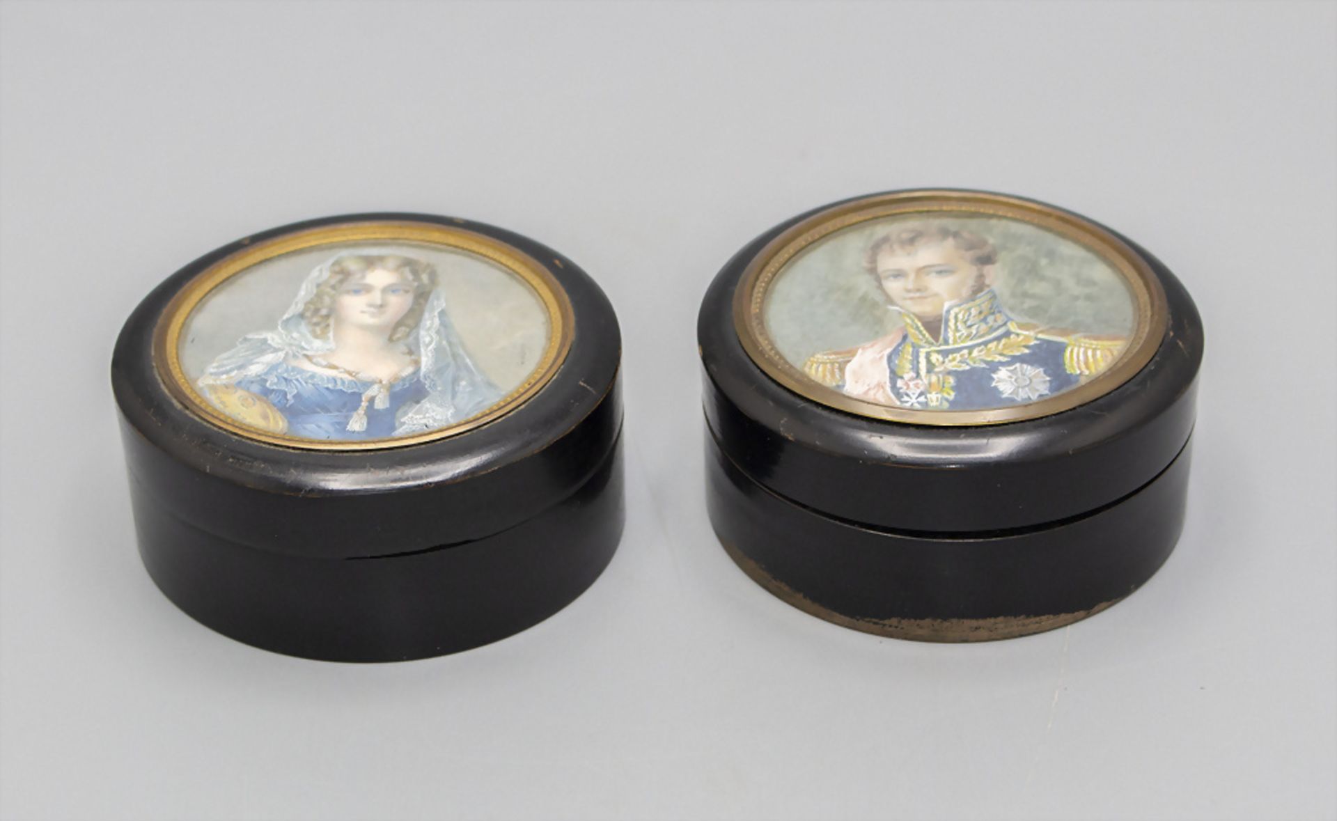 Paar Deckeldosen mit Miniatur Porträts einer Dame und eines jungen Generals / A pair of boxes ... - Bild 2 aus 4
