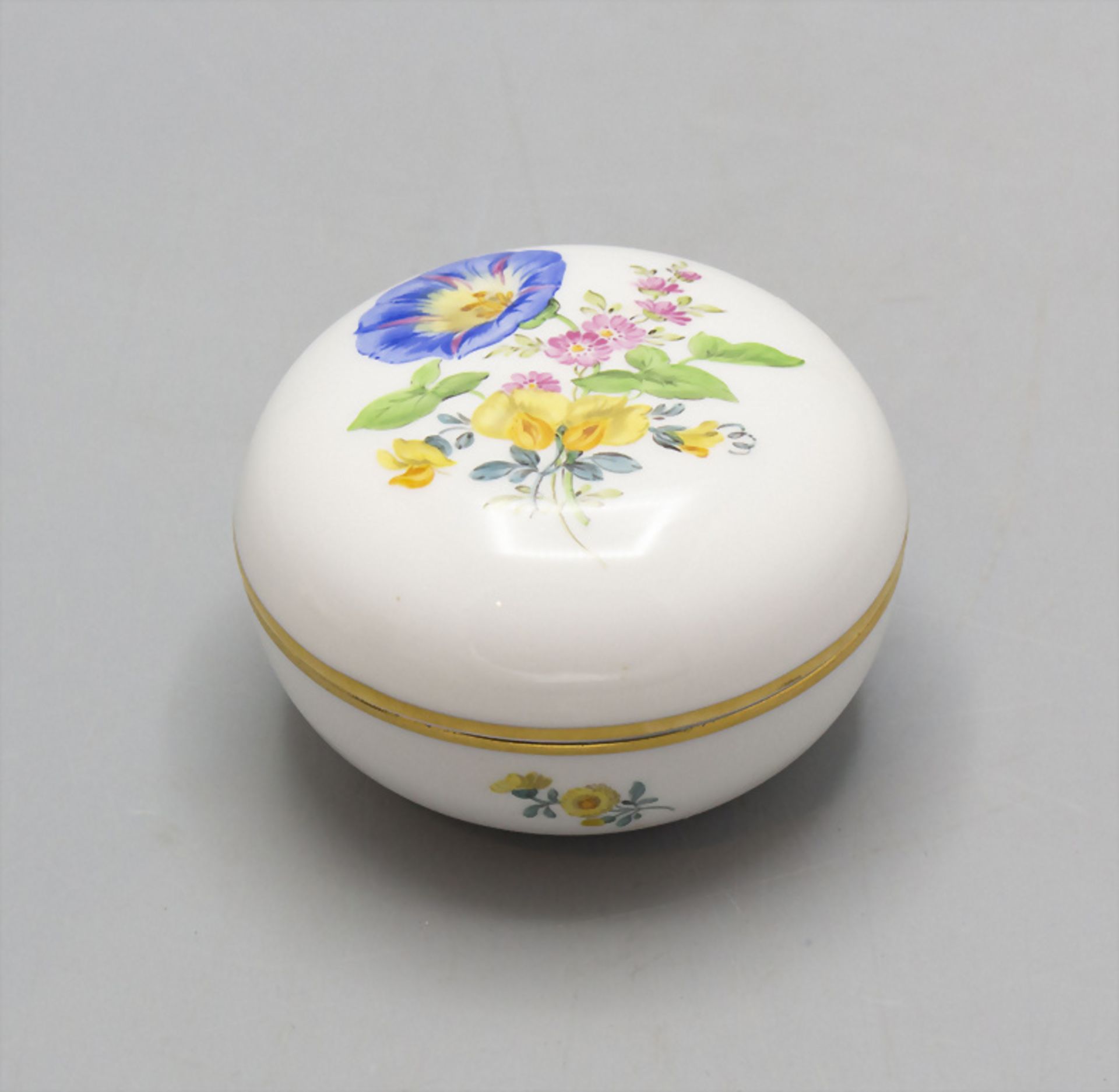 Runde Deckeldose mit Blumenmalerei / A lidded box with flowers, Meissen, 1993