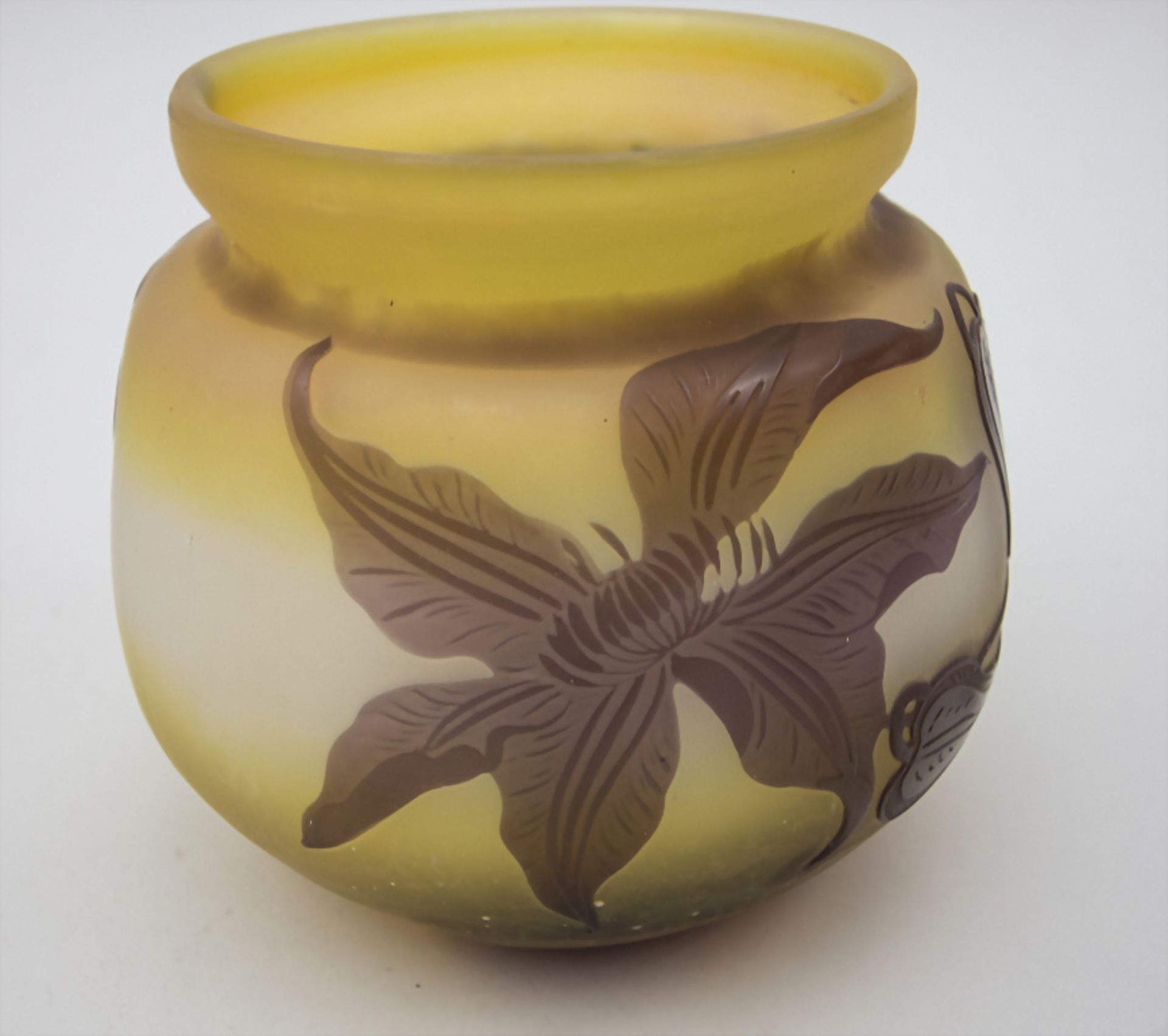 Jugendstil Vase mit Clematis / An Art Nouveau cameo glass vase with clematis, Emile Gallé, ... - Image 2 of 4