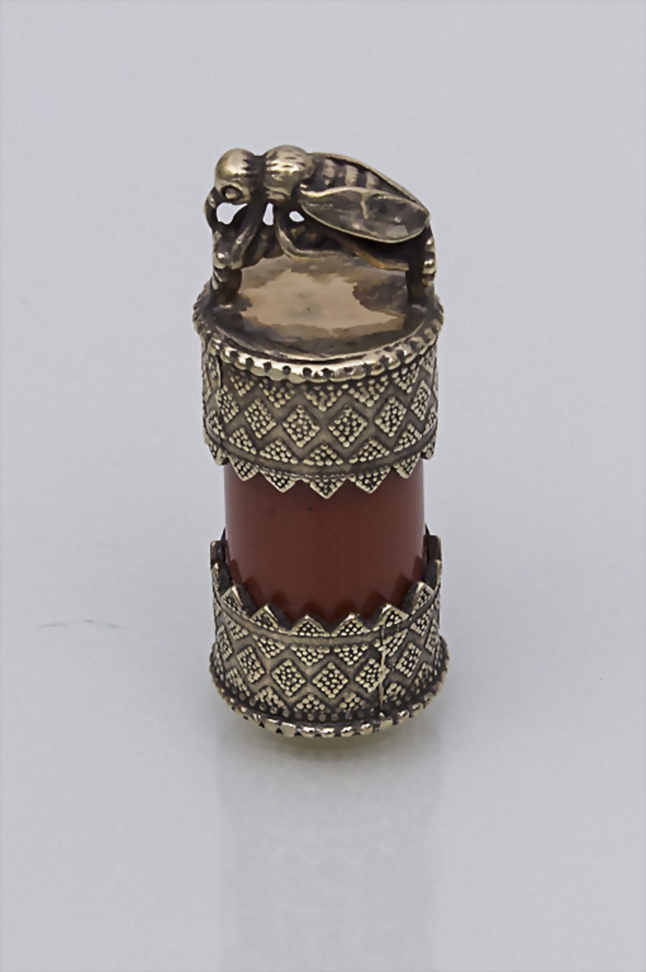 Karneol-Anhänger mit Insekt / A Carnelian pendant with insect