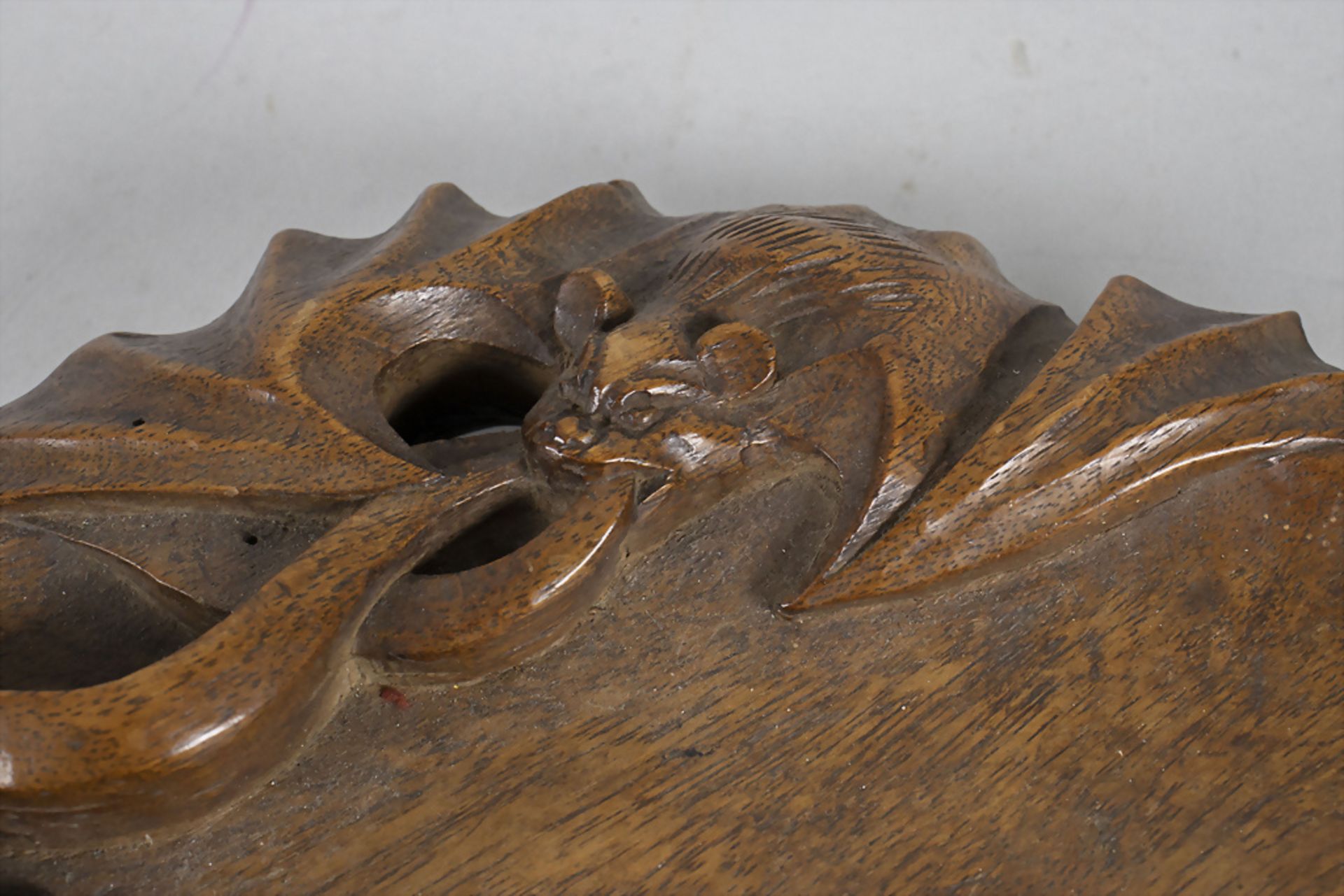 Schweres Holztablett mit vier Fledermäusen / A wooden tray with four bats, wohl China, 19./20. Jh. - Bild 3 aus 5