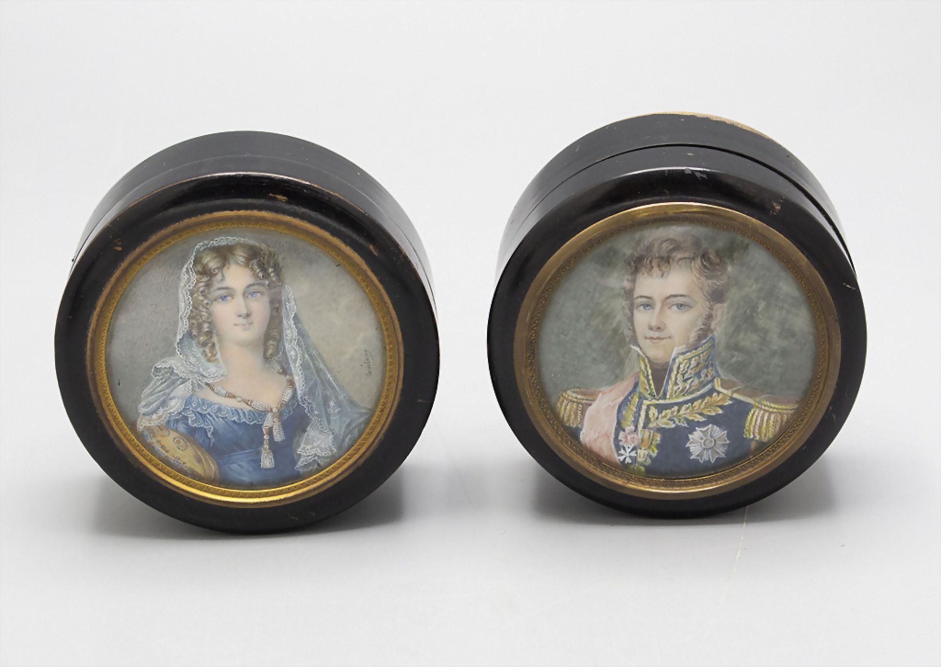 Paar Deckeldosen mit Miniatur Porträts einer Dame und eines jungen Generals / A pair of boxes ...