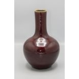 Bauchige Halsvase mit 'Ochsenblut'-Glasur / Bulbous neck vase with 'Ox blood' glaze, China, 19. Jh.