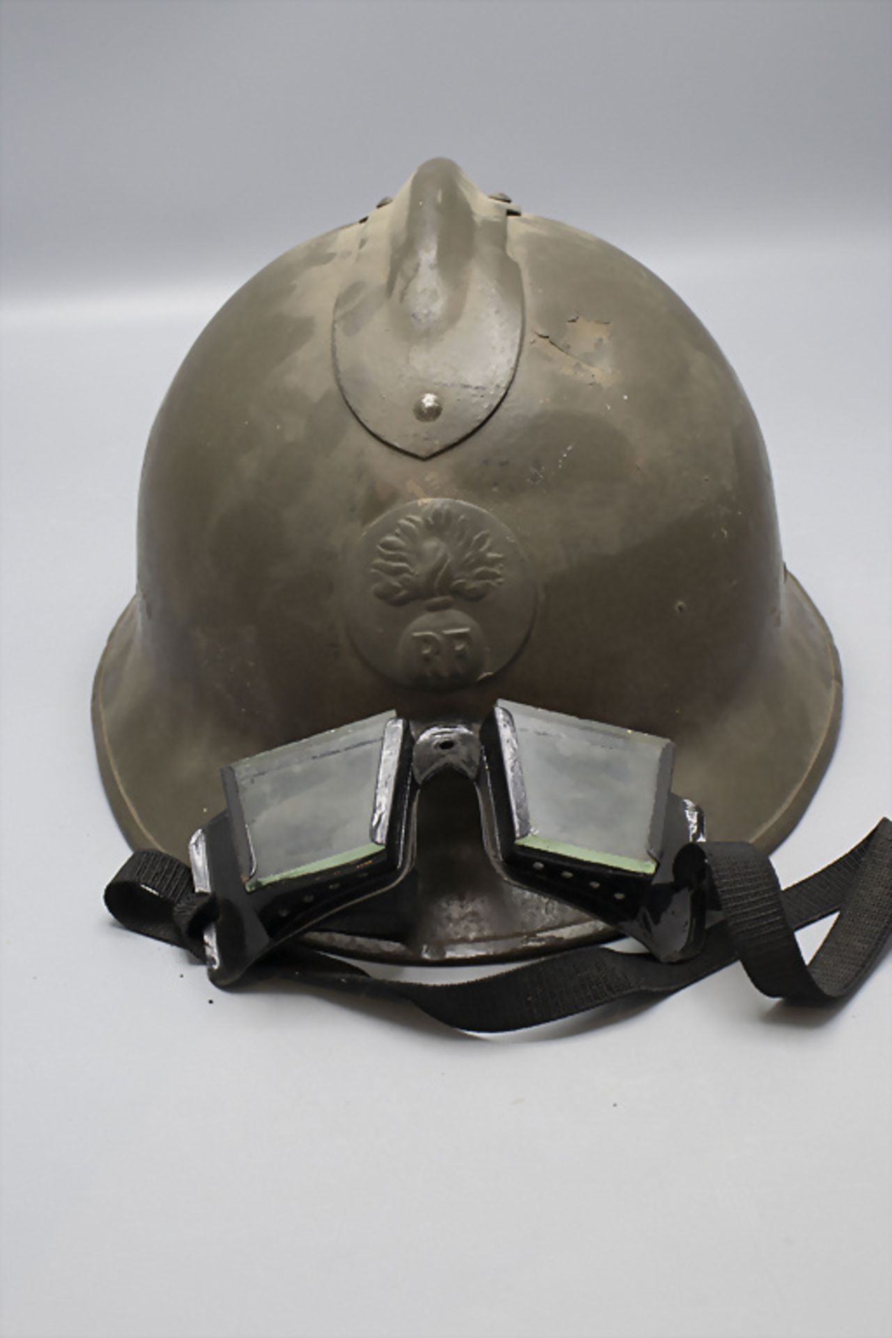 Französischer Adrian- Helm mit Schutzbrille / A french Adrian helmet with safety glasses, WW1