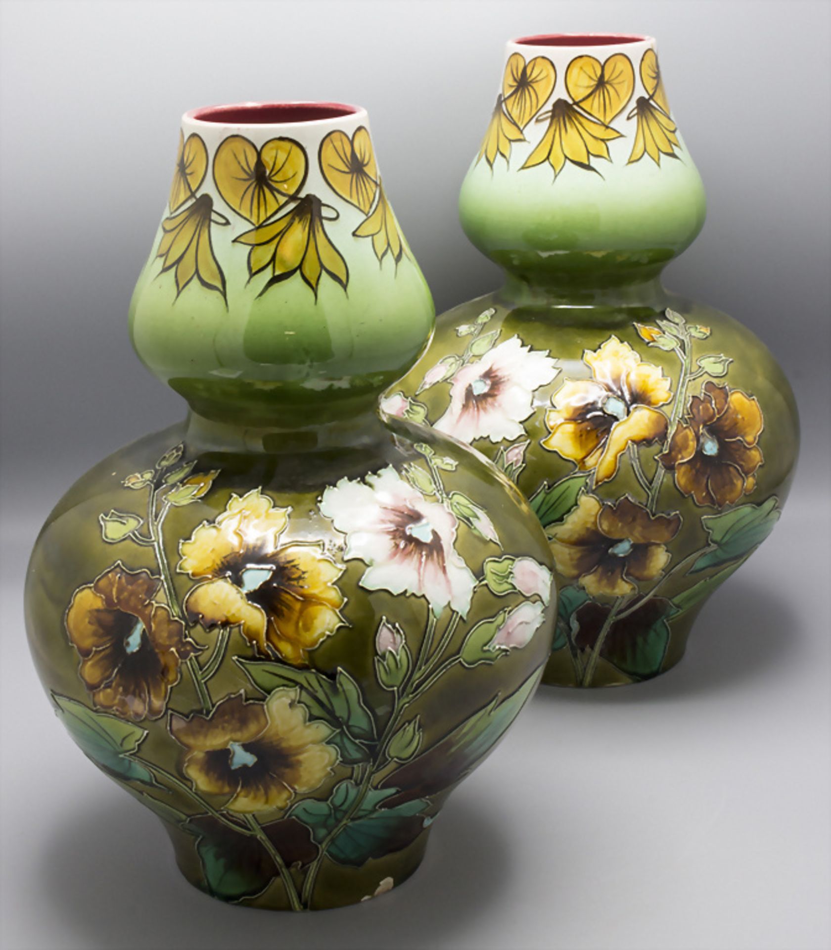 Paar Jugendstil Vasen mit Blumendekor / A pair of Art Nouveau vases with flowers, Frankreich, ...
