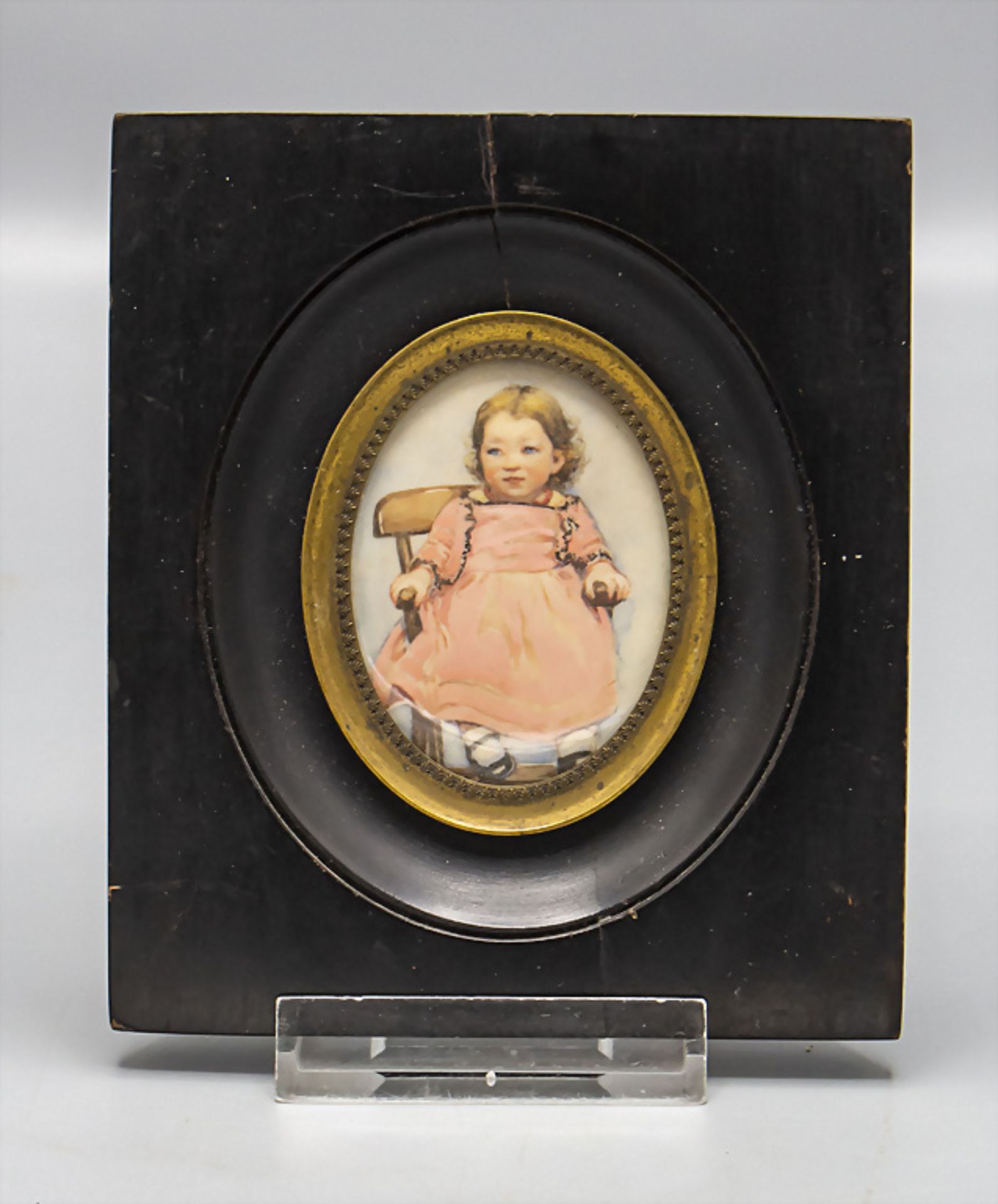 Miniatur Porträt eines kleinen Mädchens im rosa Kleid / A miniature portrait of a young girl ...