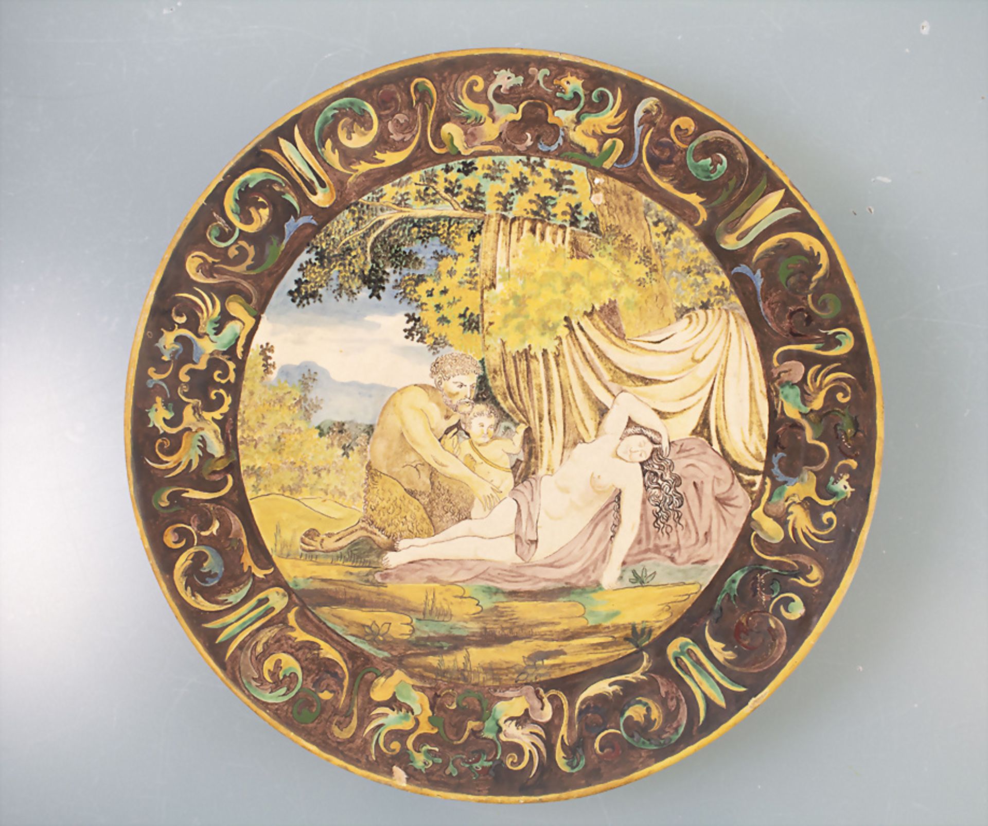 Majolika Schauplatte mit allegorischer Szenerie / A majolica plate with an allegorical scene, ...