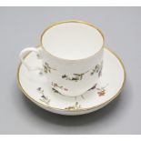 Tasse und Untertasse mit seltener Blumenmalerei / A cup and saucer with rare flower paintings, ...