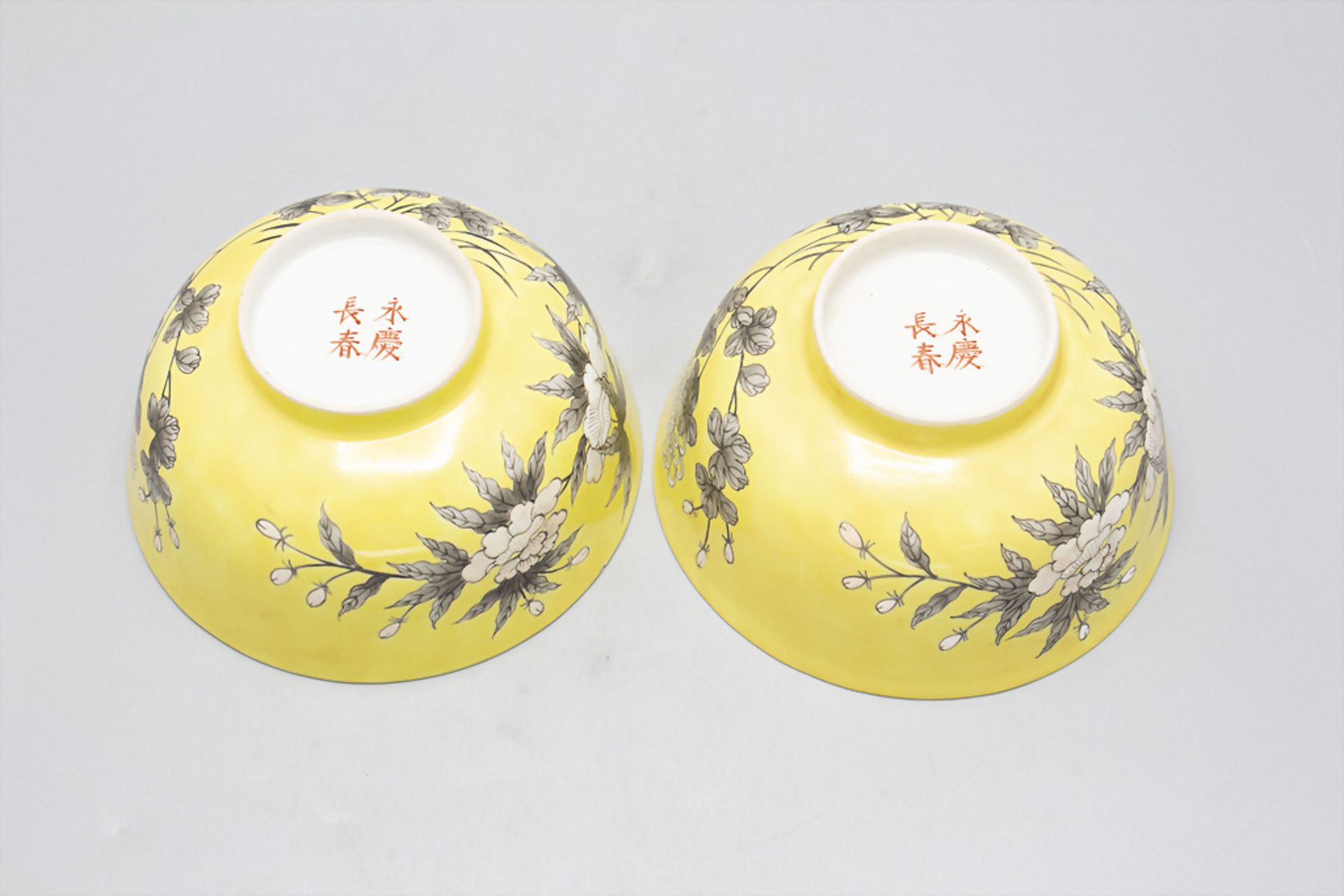 Paar gelbe Schalen / A pair of yellow bowls, Ende 19. Jh., China - Bild 5 aus 7