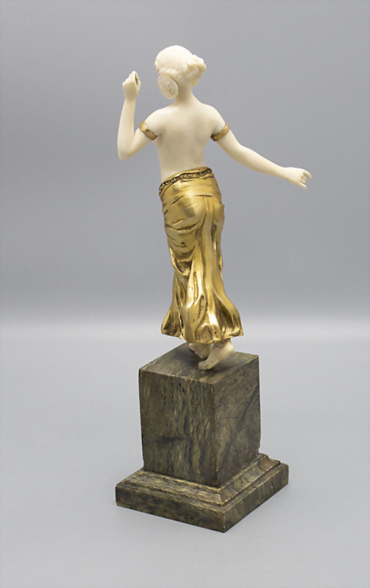 Bronzeplastik einer jungen Frau mit Opalin-Ohrringen / A bronze sculpture of a young woman ... - Image 3 of 6