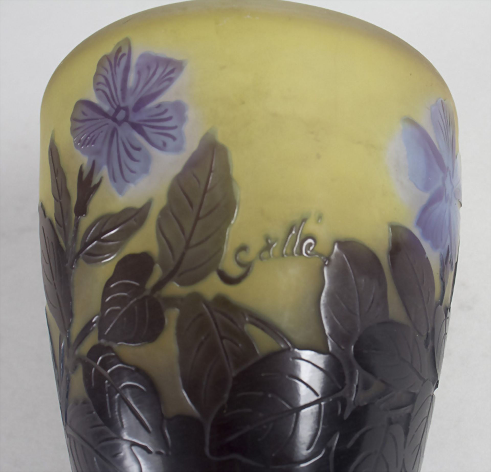 Jugendstil Vase mit Clematis / An Art Nouveau cameo glass vase with clematis, Emile Gallé, ... - Image 4 of 5