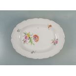 Sehr große Servierplatte mit Mohn und Heckenrosen / A very large serving platter with poppy ...