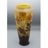 Jugendstil Vase mit Rosen / An Art Nouveau cameo glass vase with roses, Emile Gallé, École de ...