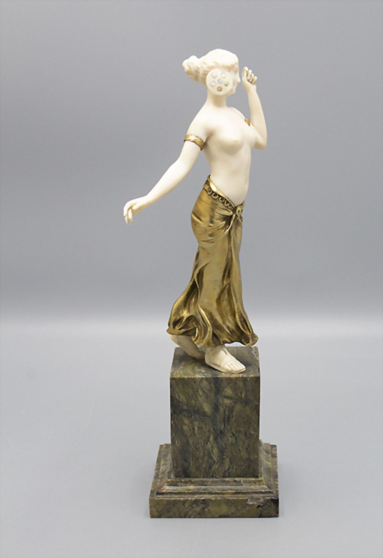 Bronzeplastik einer jungen Frau mit Opalin-Ohrringen / A bronze sculpture of a young woman ... - Image 2 of 6