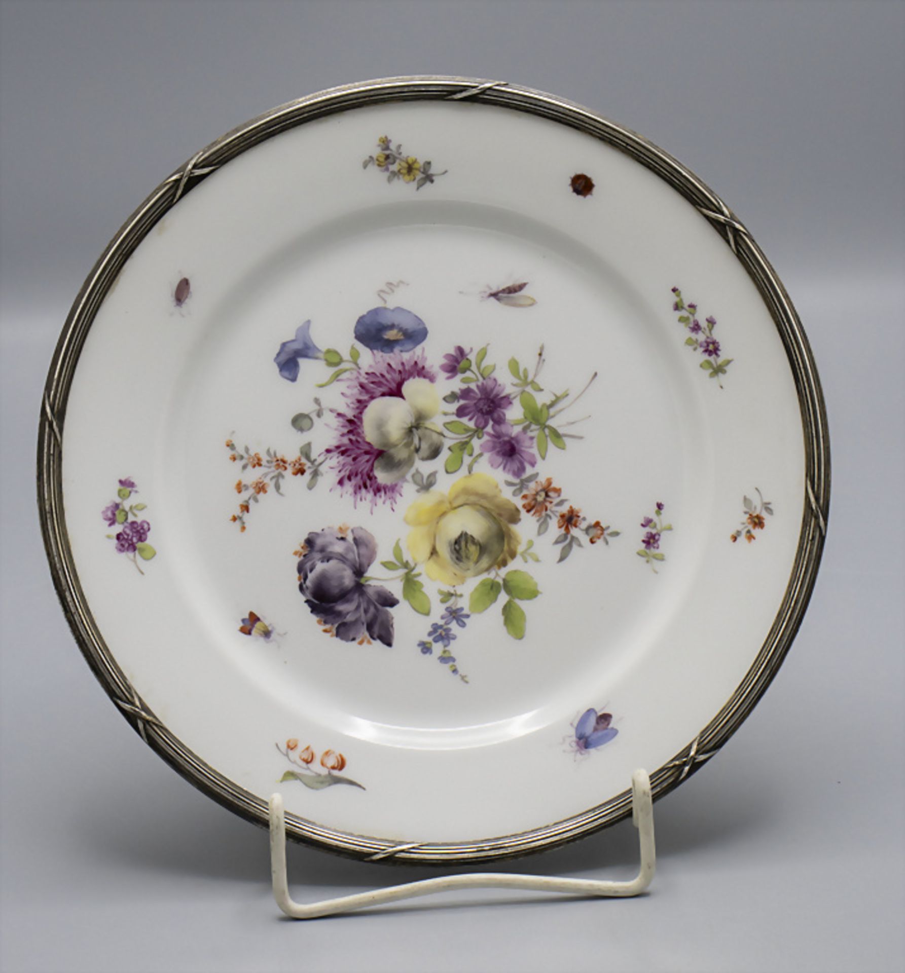 Teller mit Blumenbouquet und Silbermontur / A plate with flowers and a silver mount, Paris, um 1880