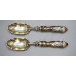 Paar Löffel mit Soldaten und galanten Paaren / Two silver and porcelain spoons with soldiers ...