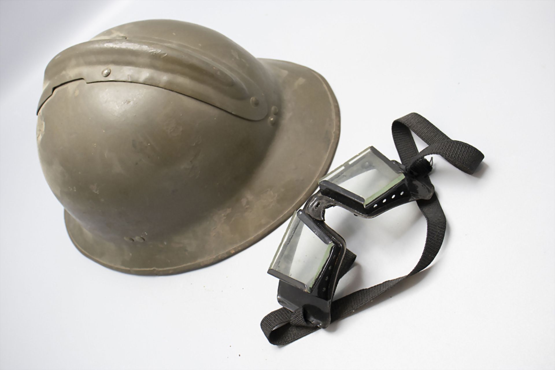 Französischer Adrian- Helm mit Schutzbrille / A french Adrian helmet with safety glasses, WW1 - Image 3 of 4