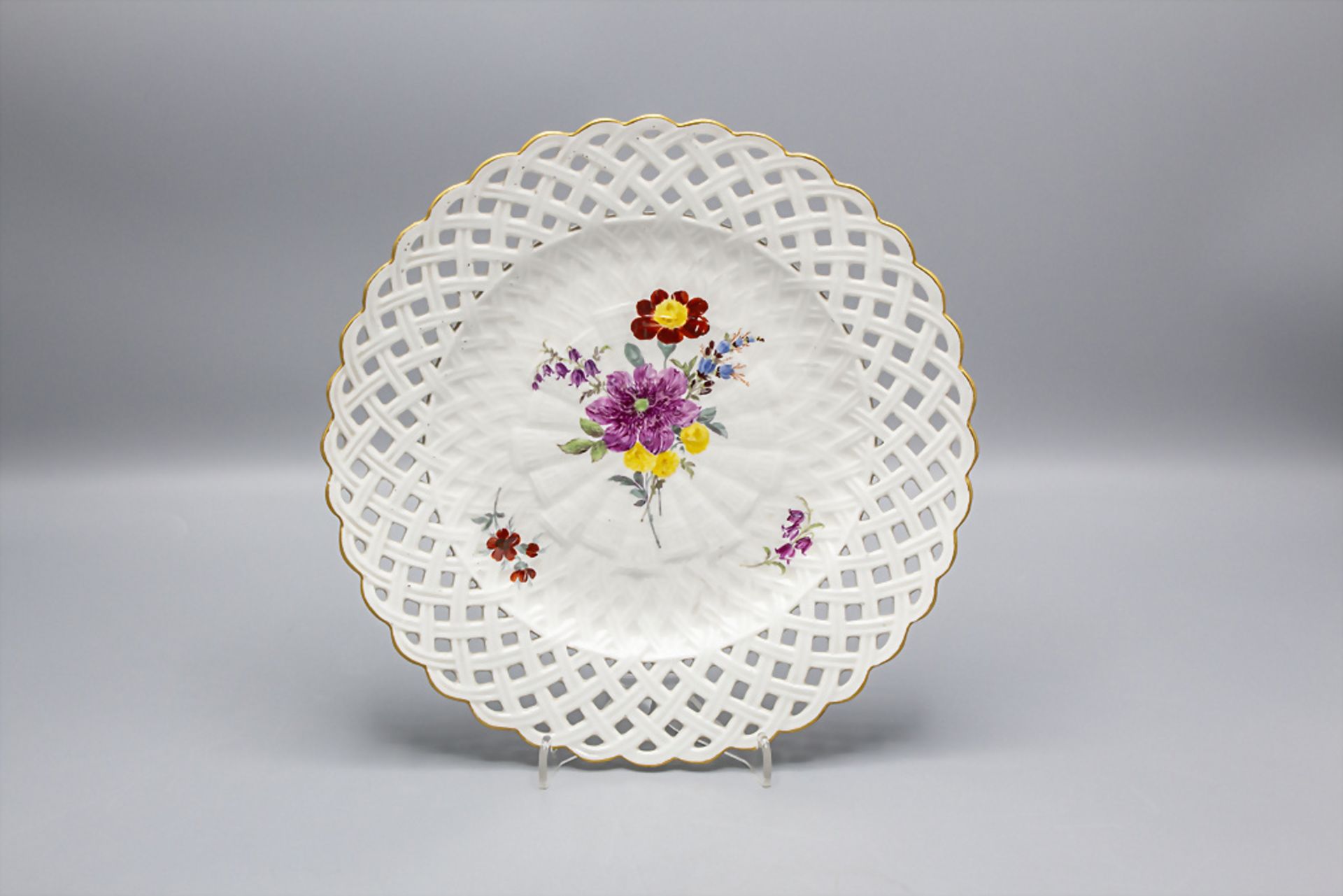 Durchbruchteller mit Blumenmalerei / A reticulated plate with flowers, Meissen, Punktzeit 1763-1774