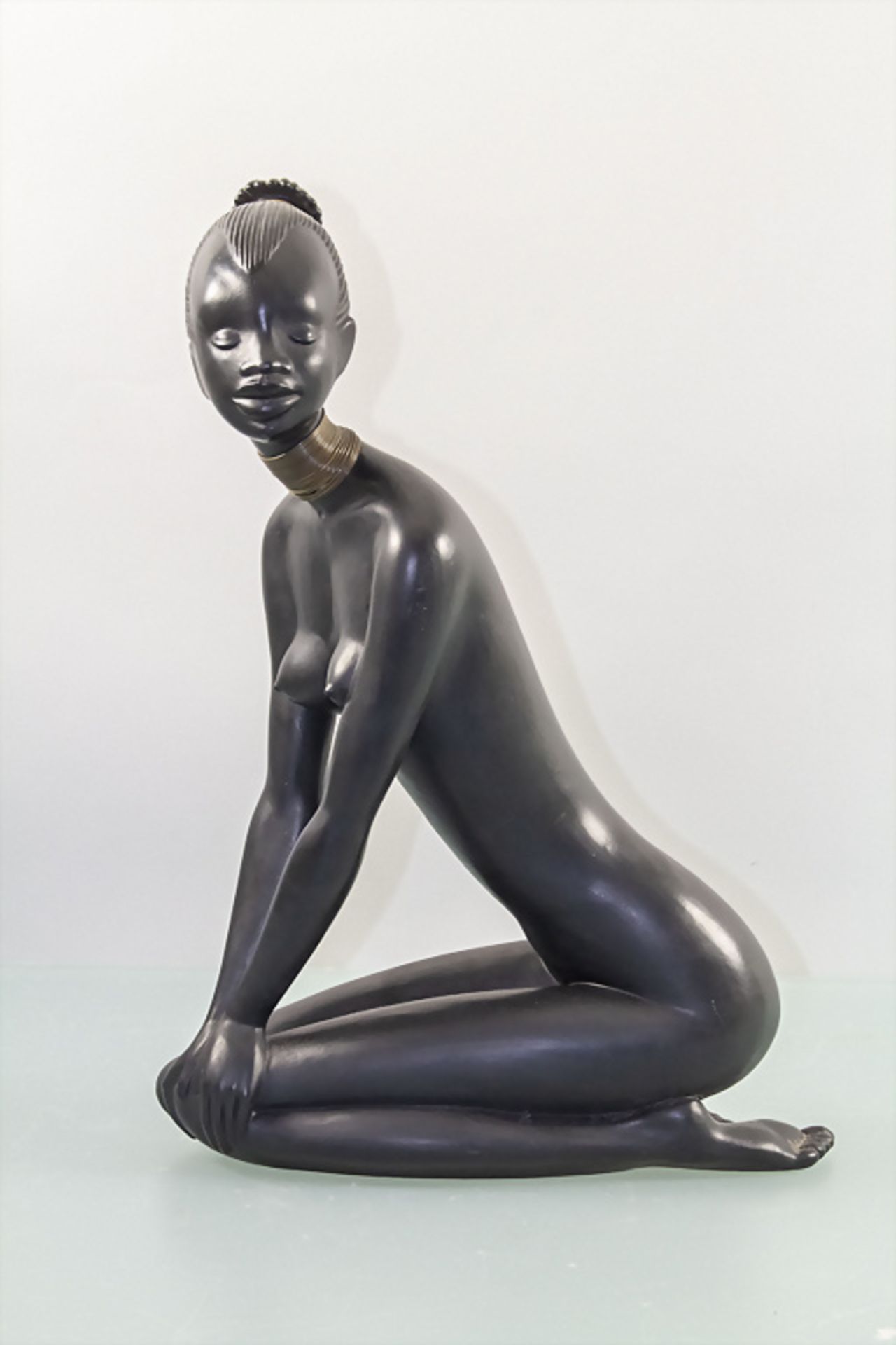 Keramik Skulptur 'Kniende Afrikanerin', Keramos Wien, Östereich, 1950er Jahre