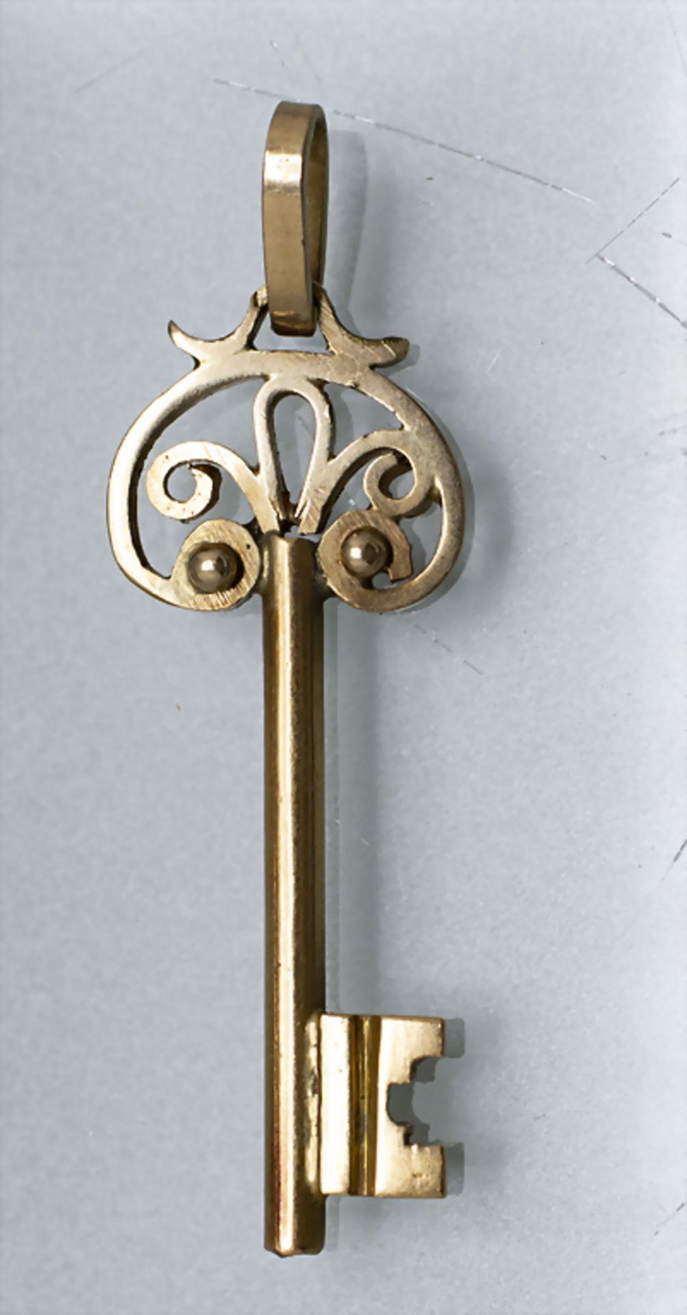 Goldanhänger 'Schlüssel' / An 18 ct gold pendant 'key', Frankreich, 1. Hälfte 20. Jh.