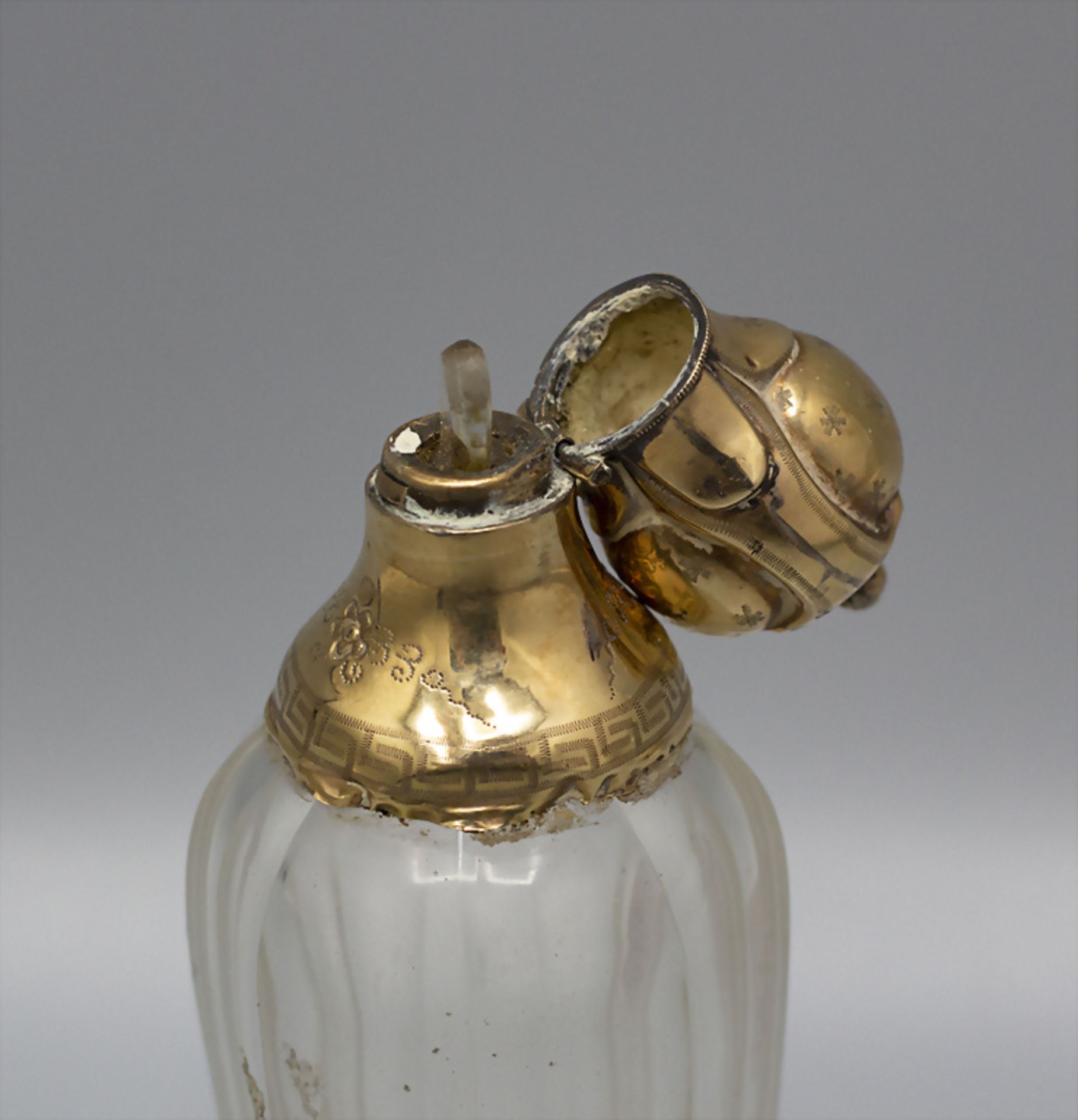 Glasflakon mit Goldmonturen / A glass perfume bottle with assemblings of gold, Niederlande, um 1820 - Bild 2 aus 4