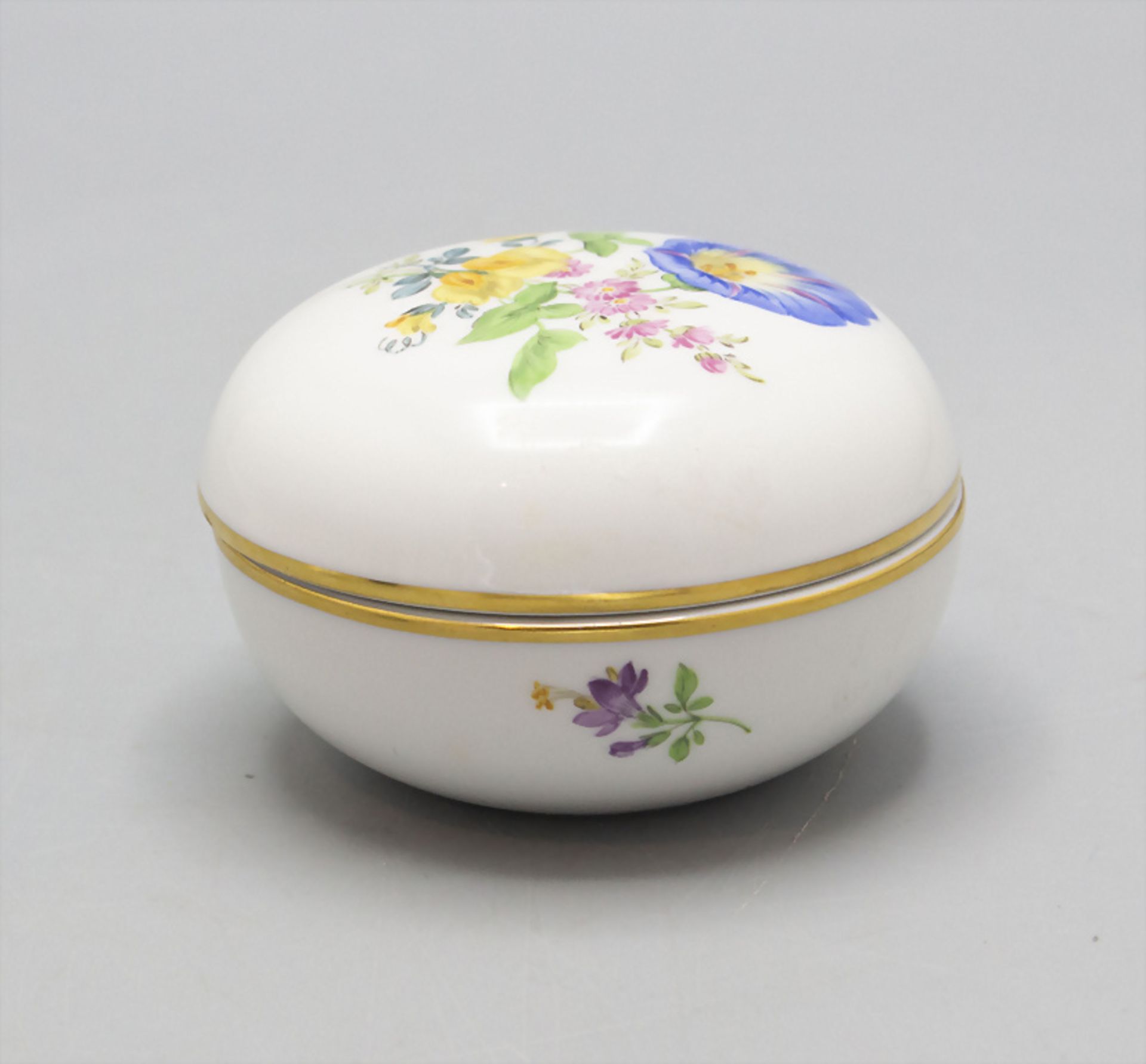 Runde Deckeldose mit Blumenmalerei / A lidded box with flowers, Meissen, 1993 - Bild 2 aus 4