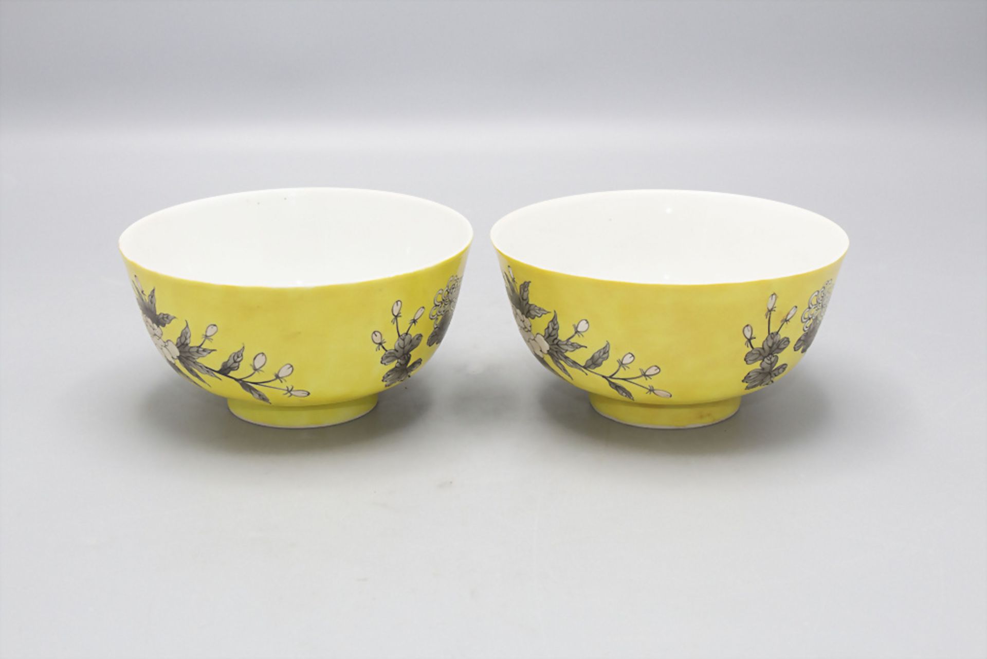 Paar gelbe Schalen / A pair of yellow bowls, Ende 19. Jh., China - Bild 3 aus 7