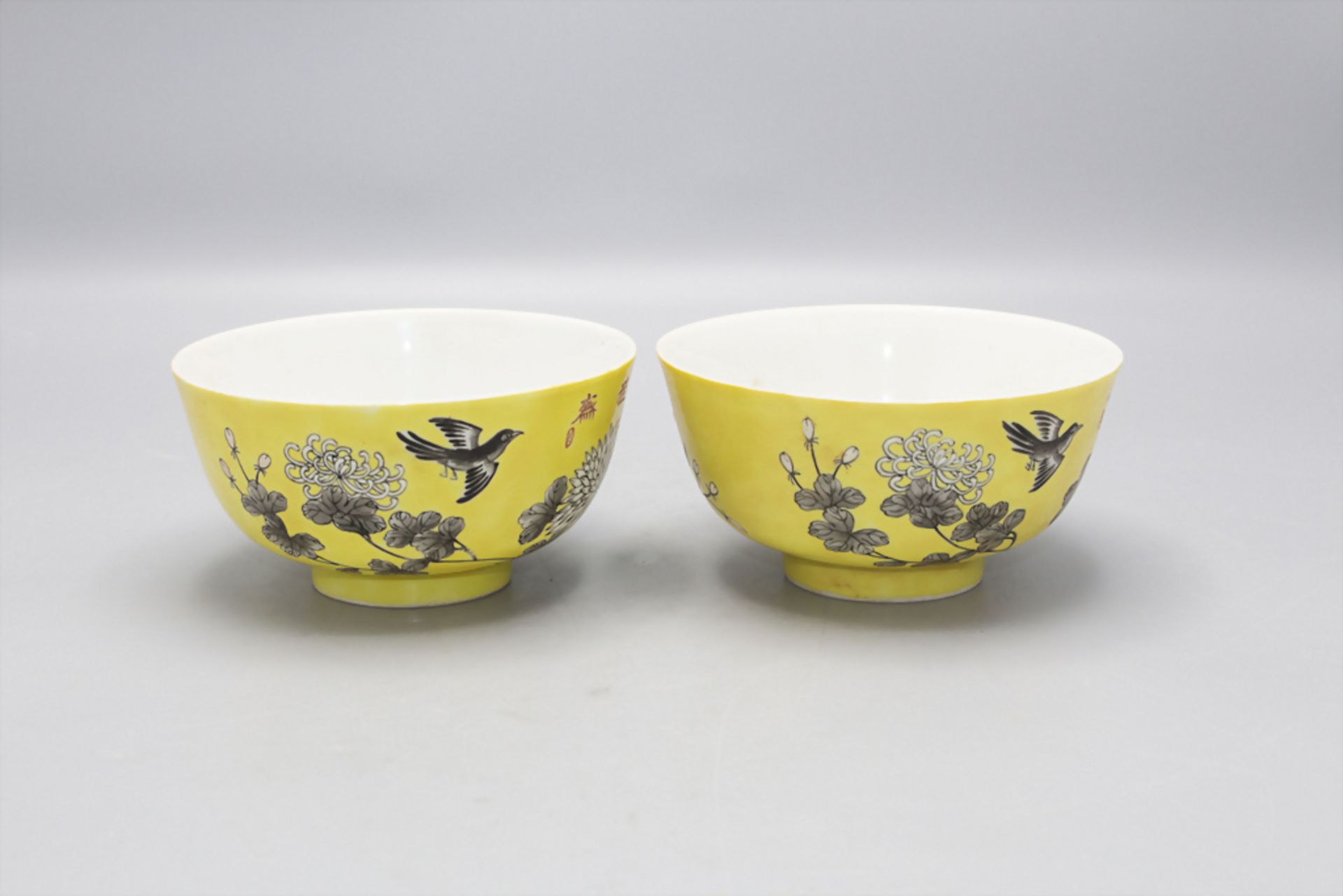 Paar gelbe Schalen / A pair of yellow bowls, Ende 19. Jh., China - Bild 4 aus 7